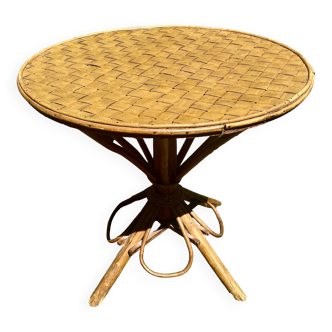 Round garden table