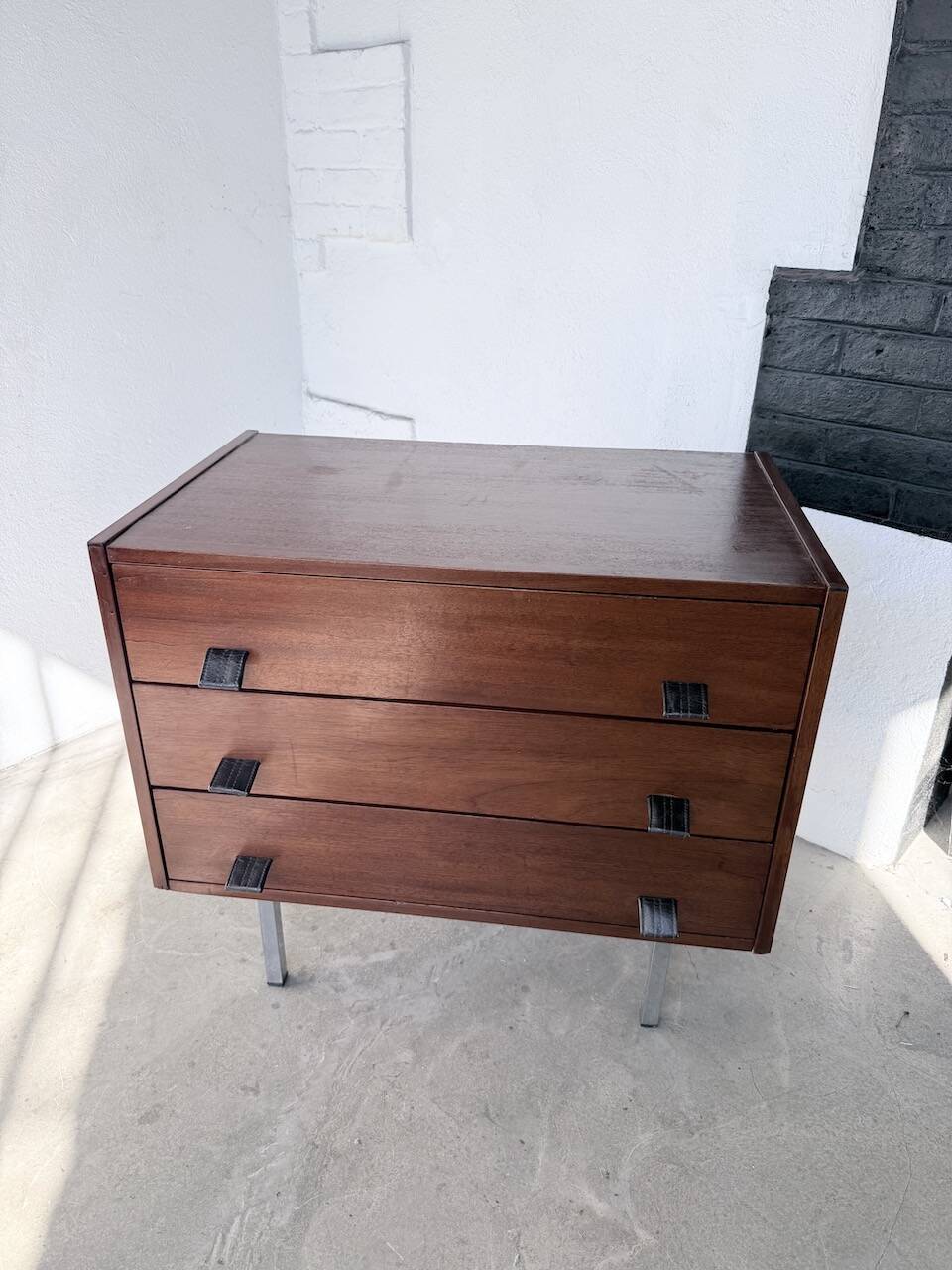 Commode teck poignées cuir 1960