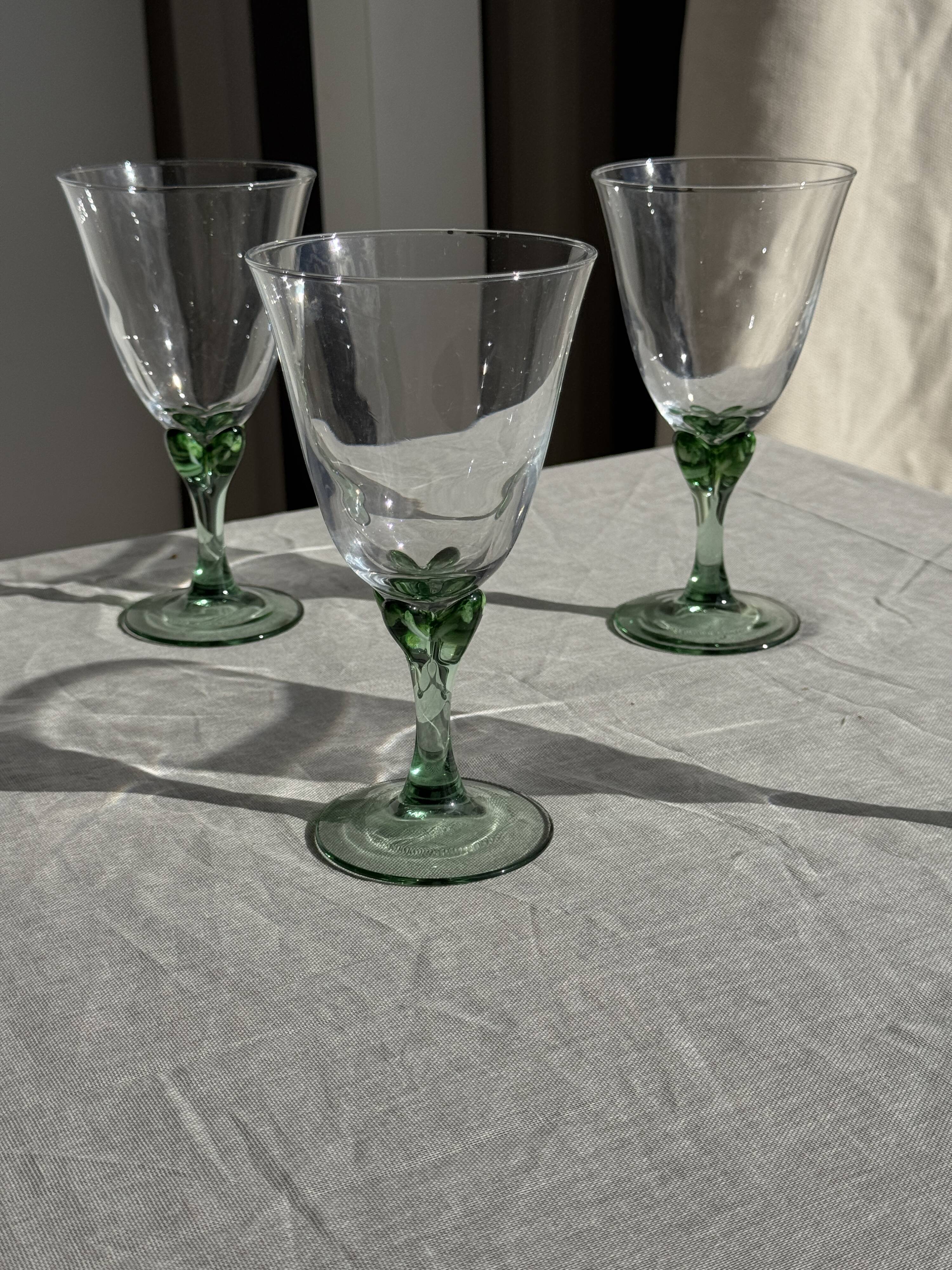 Set of 4 vintage green stemmed glasses H16