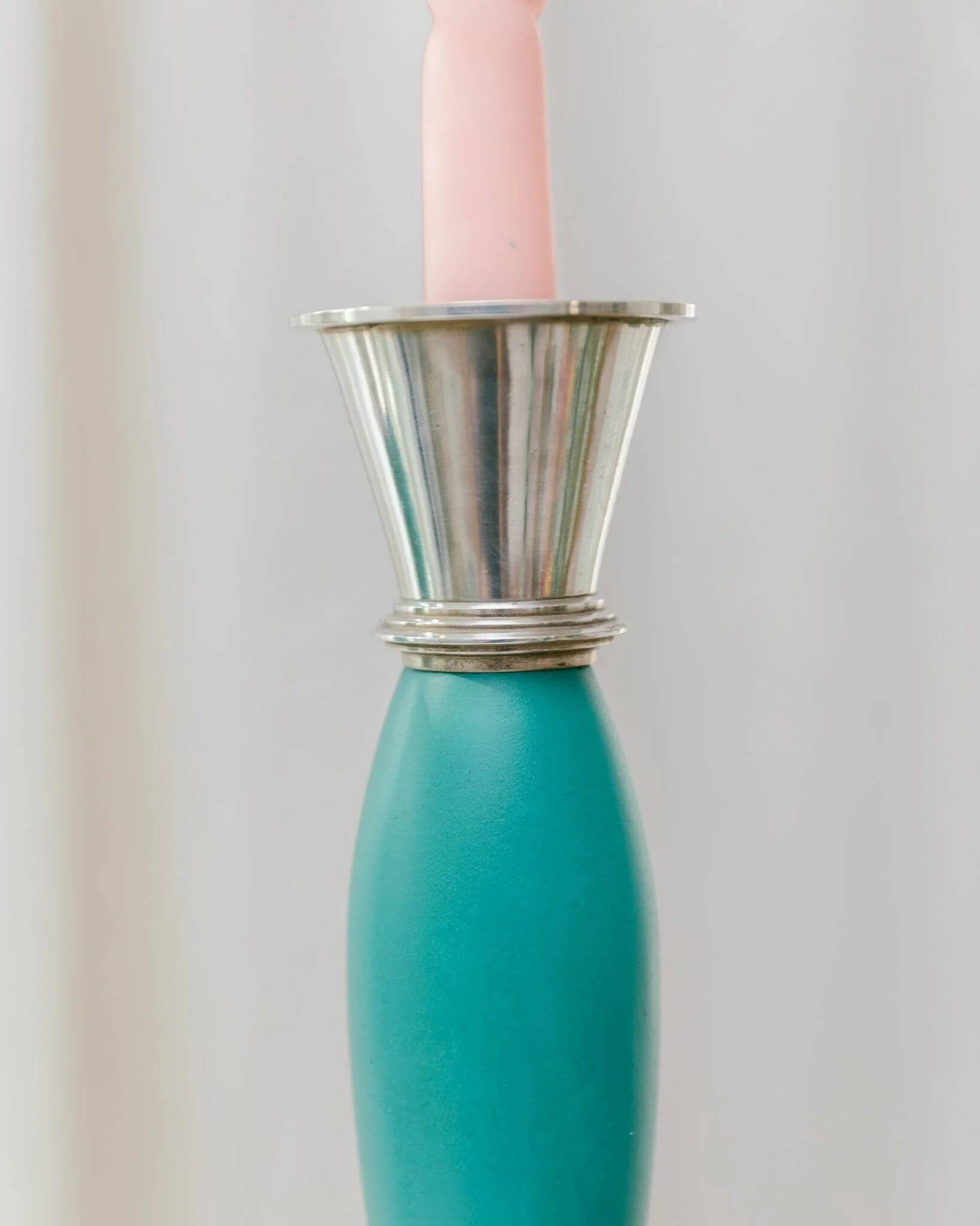 Ensemble de 2 porte-bougies en métal peint teal dans le style postmoderne Memphis, tasses argentées, vintage des années 2000.
