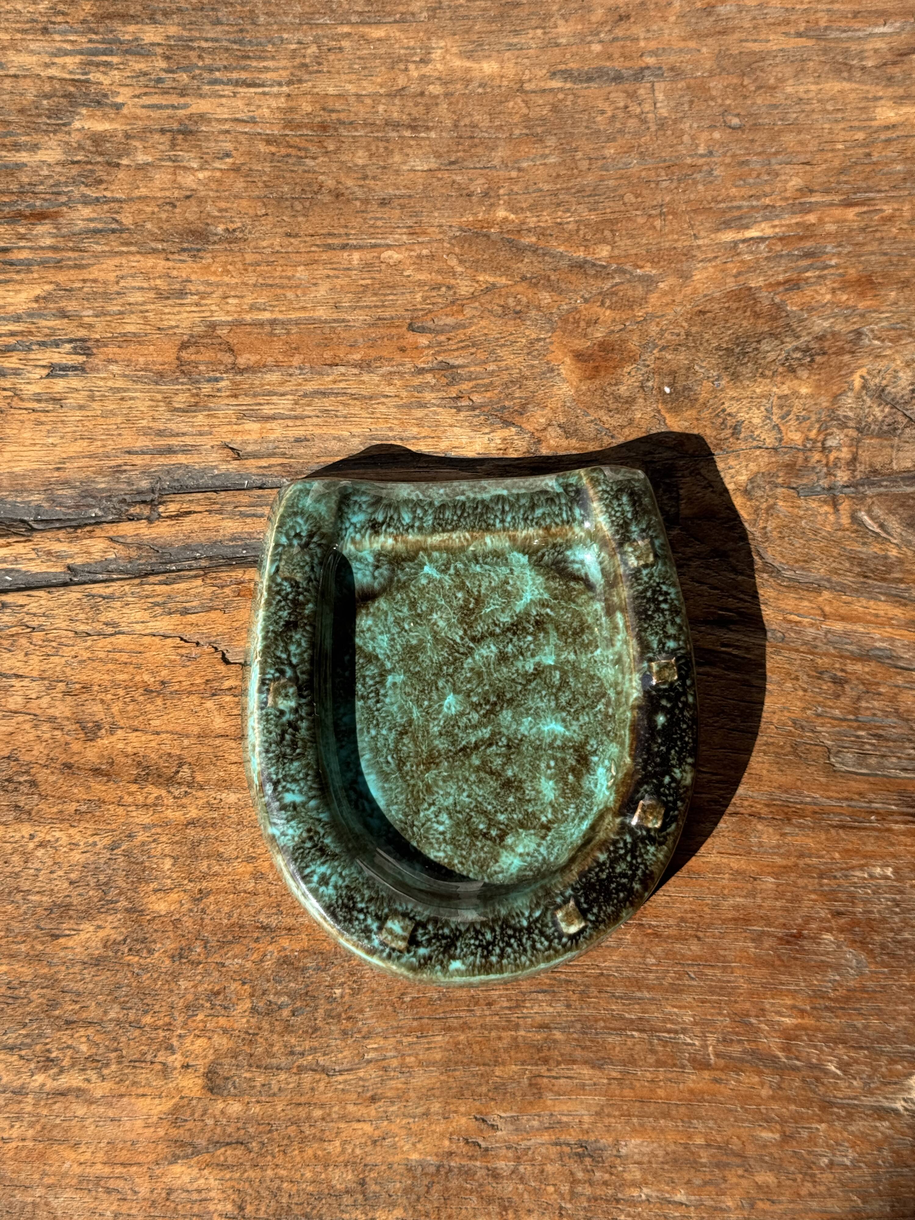 Cendrier en céramique vernissée turquoise et brune en forme de fer à cheval