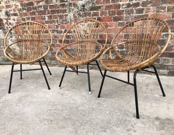 Trio de fauteuils coquille vintage en rotin pieds metal, meubles sièges anciens osier