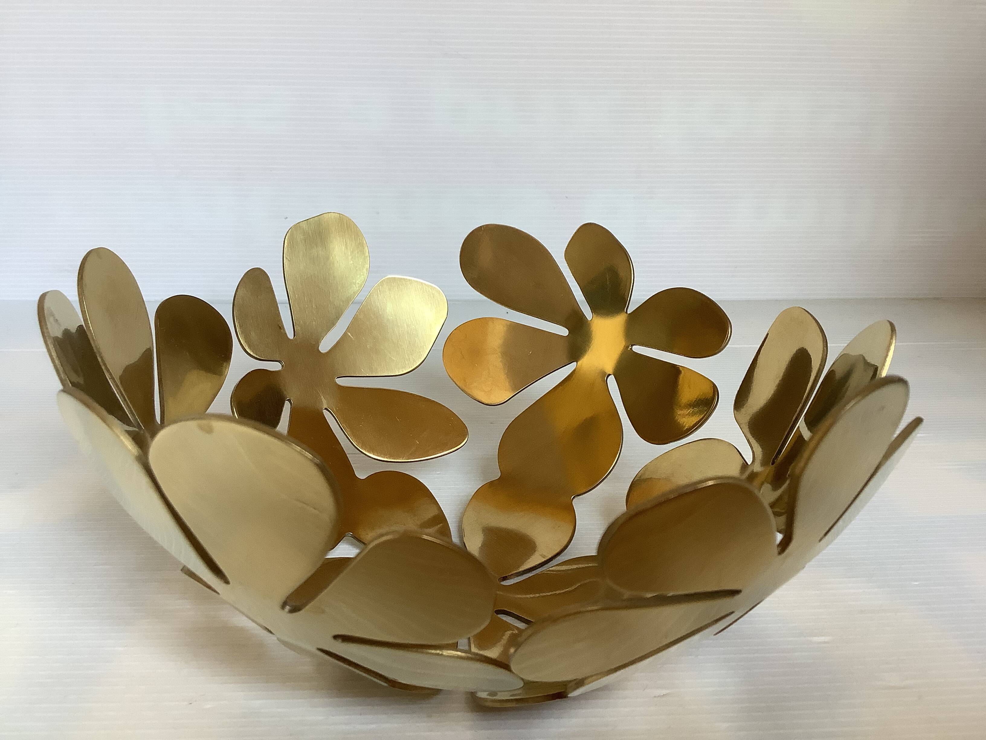 Golden cut design basket Monika Mulder