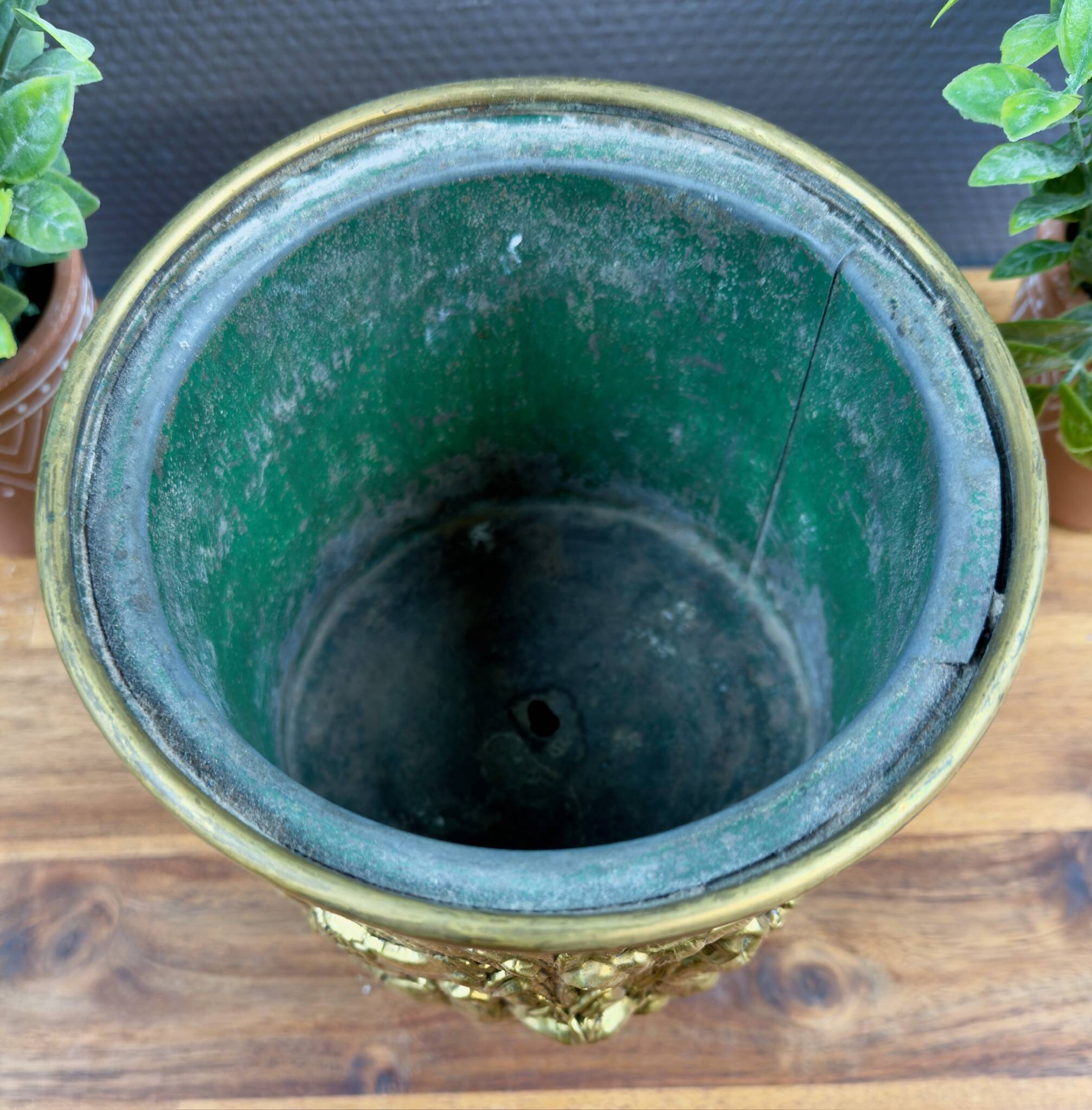 Cache-pot en laiton décor repoussé – XIXe-début XXe