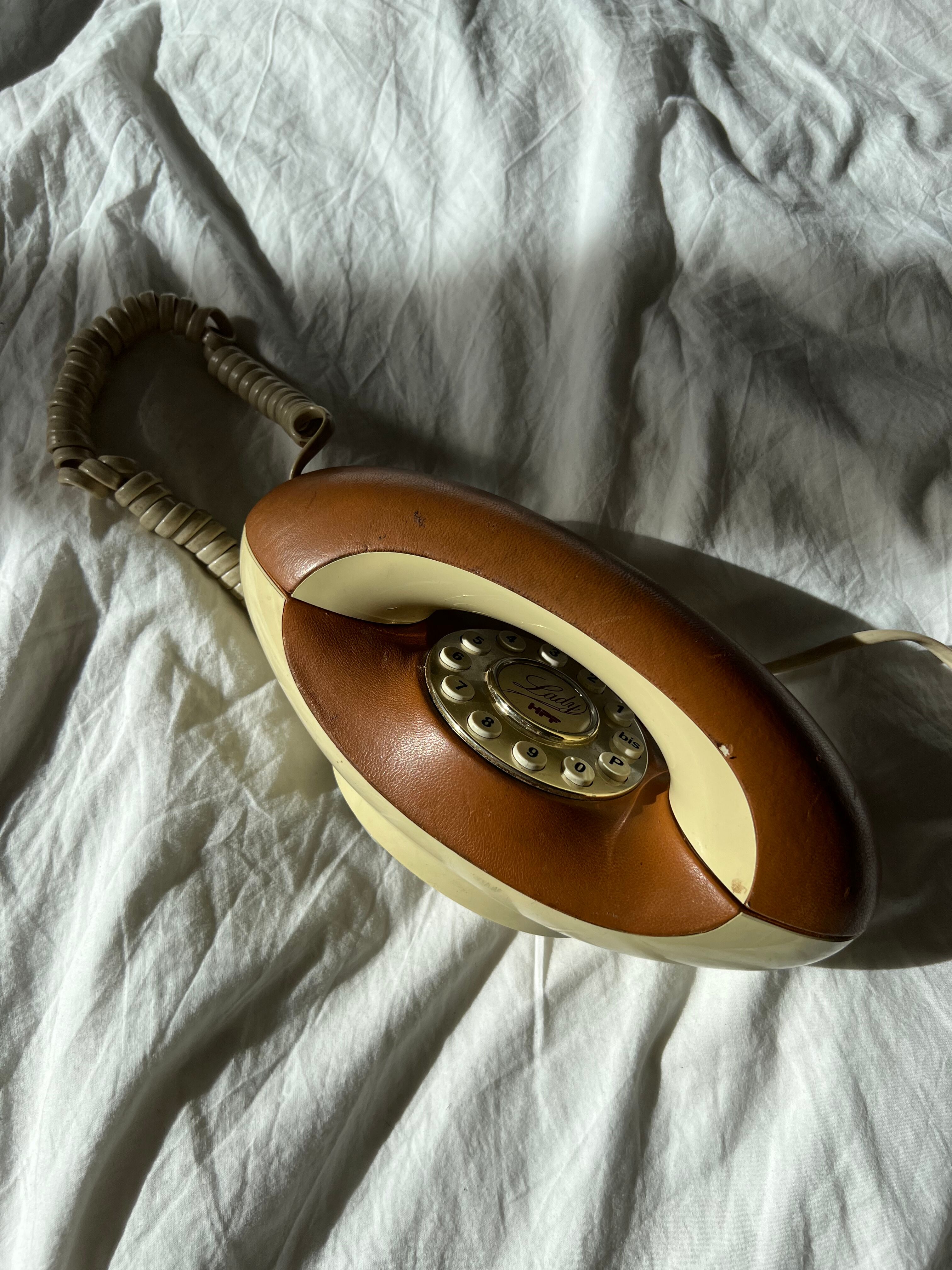 Lady phone in tawny leather