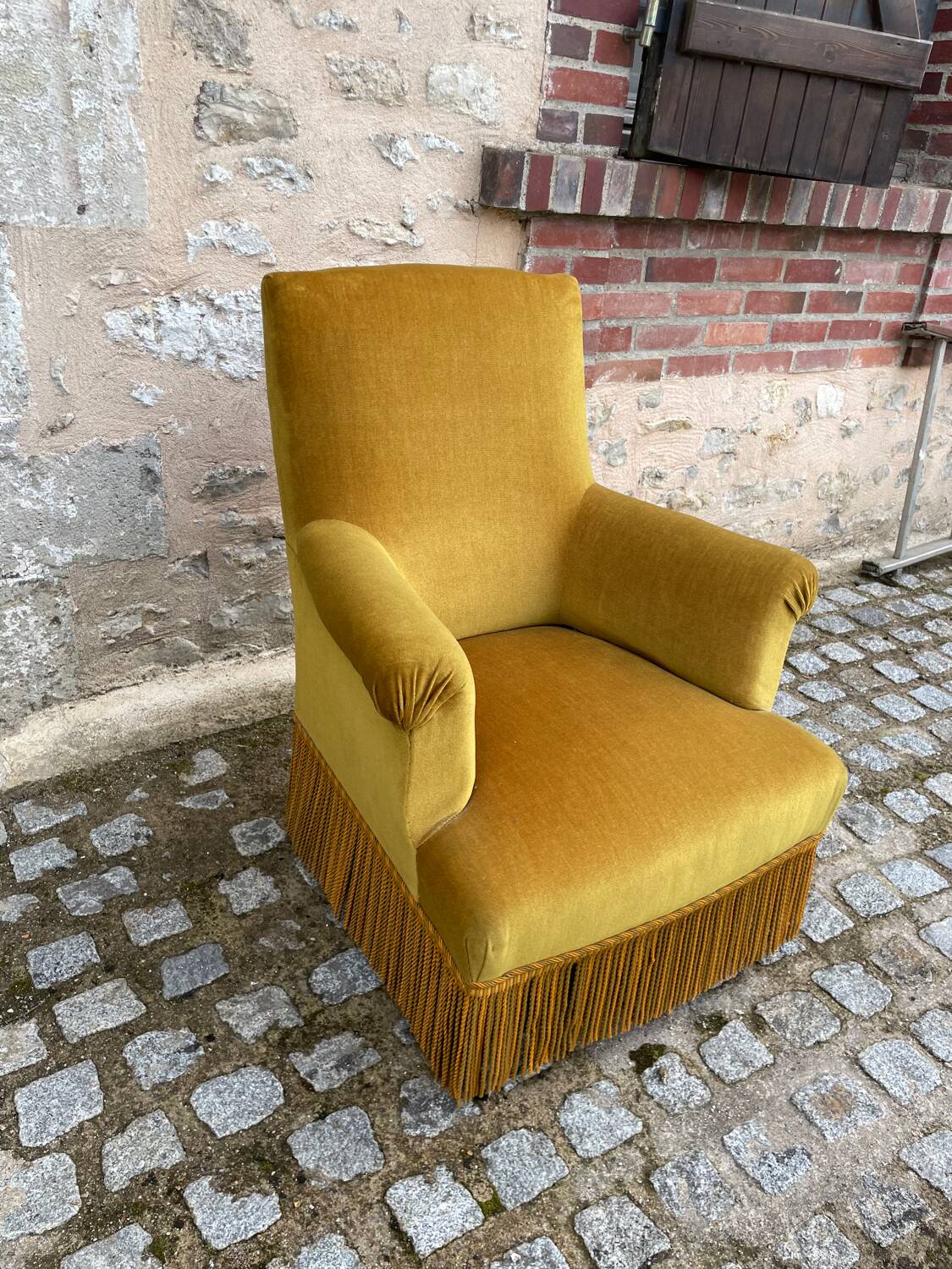 Mustard yellow velvet toad armchair with fringes