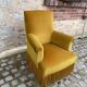 Fauteuil crapaud velours jaune moutarde à franges