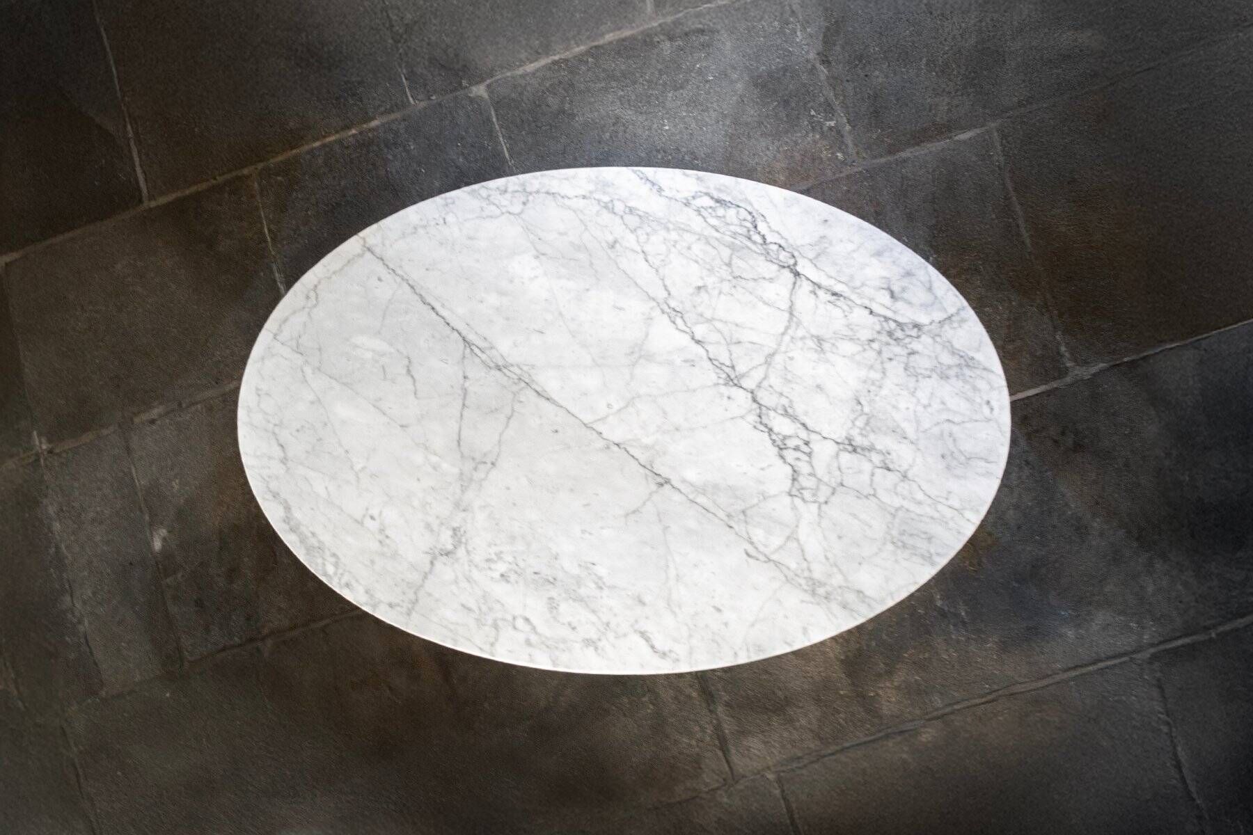 Oval Tulip coffee table with marble top by Eero Saarinen for Knoll International, 1980s.