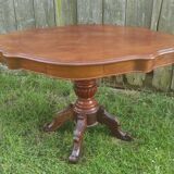 Pedestal table