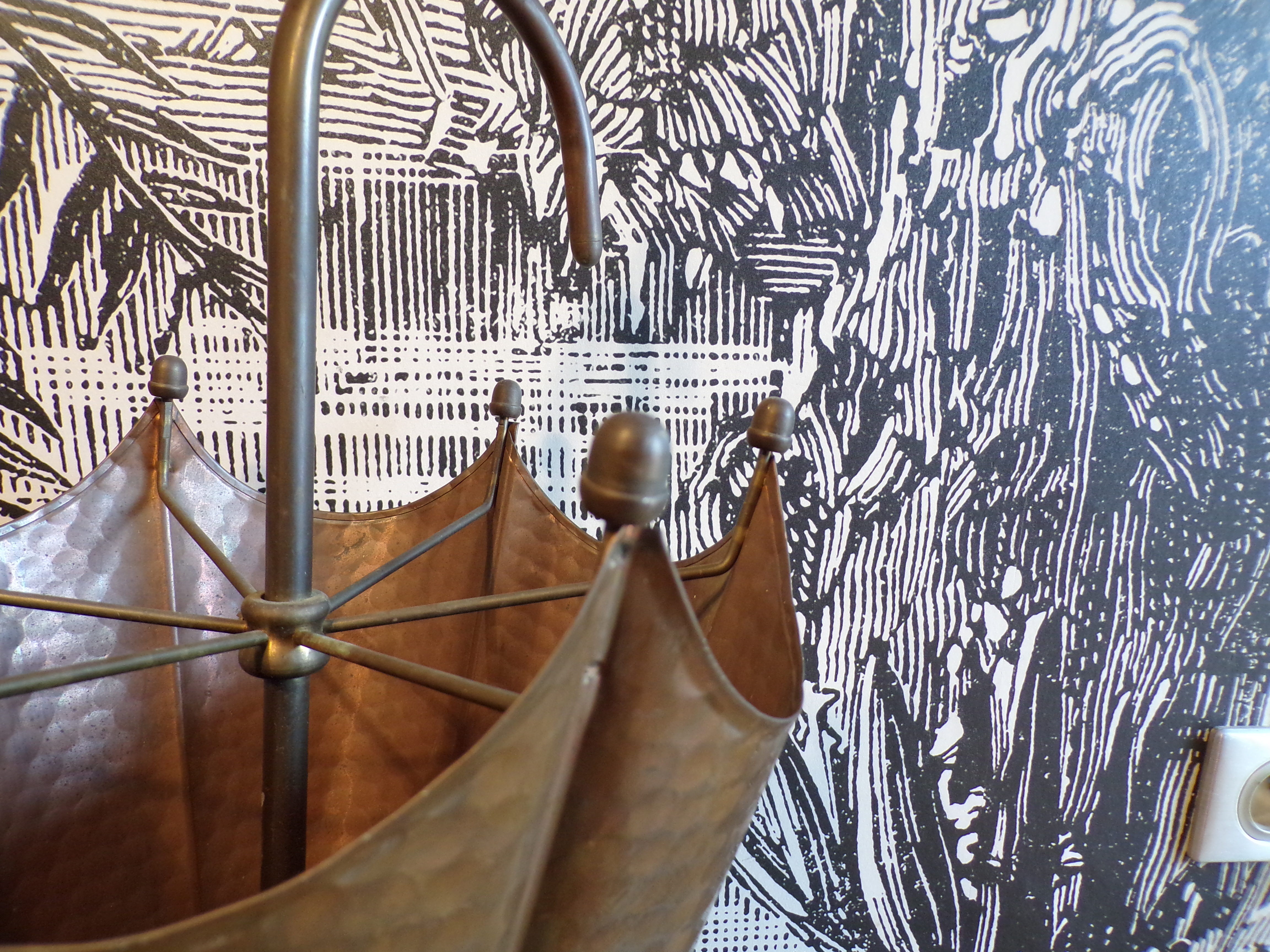 Umbrella door in the shape of an umbrella