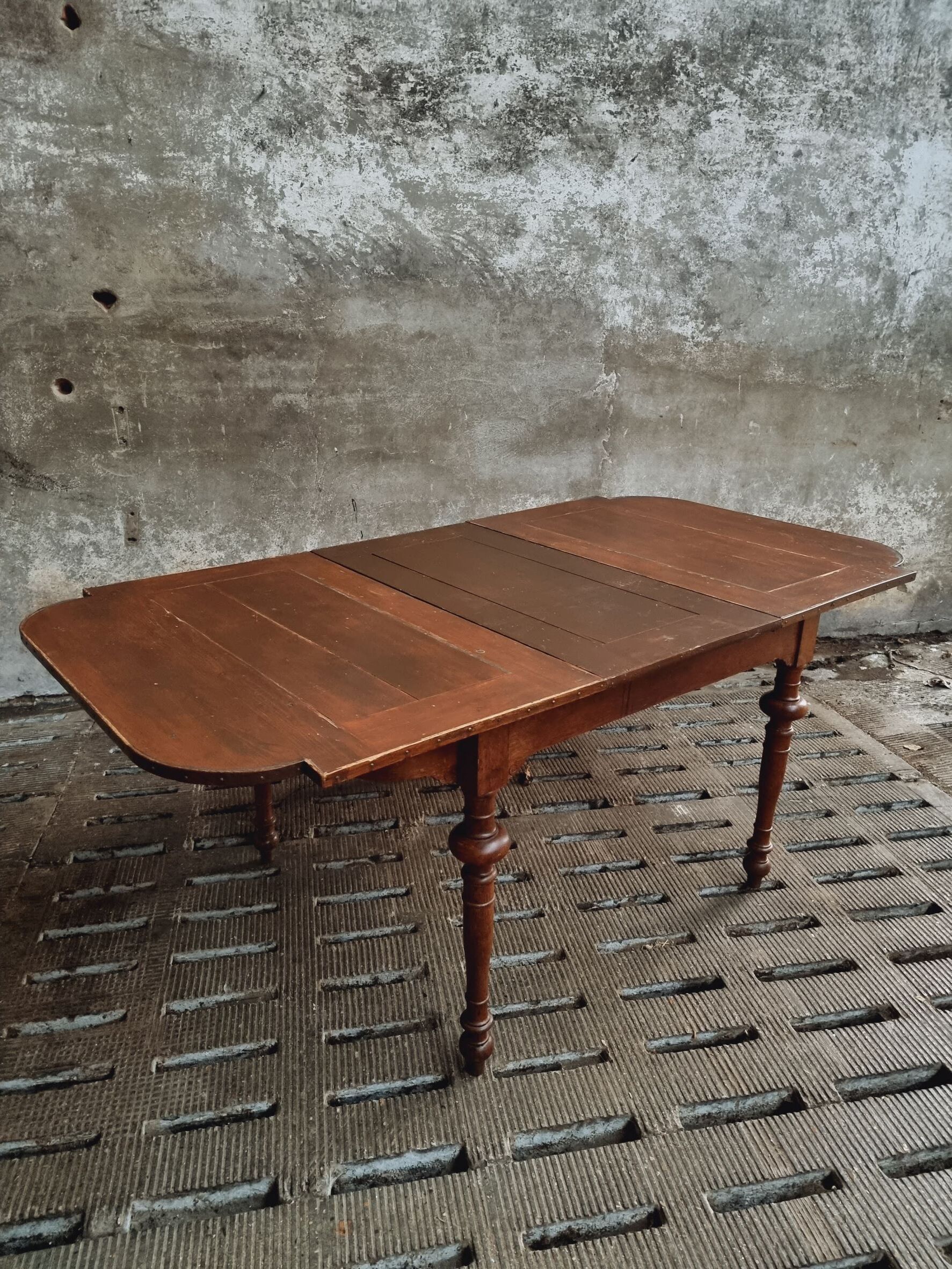 Antique extendable diningtable