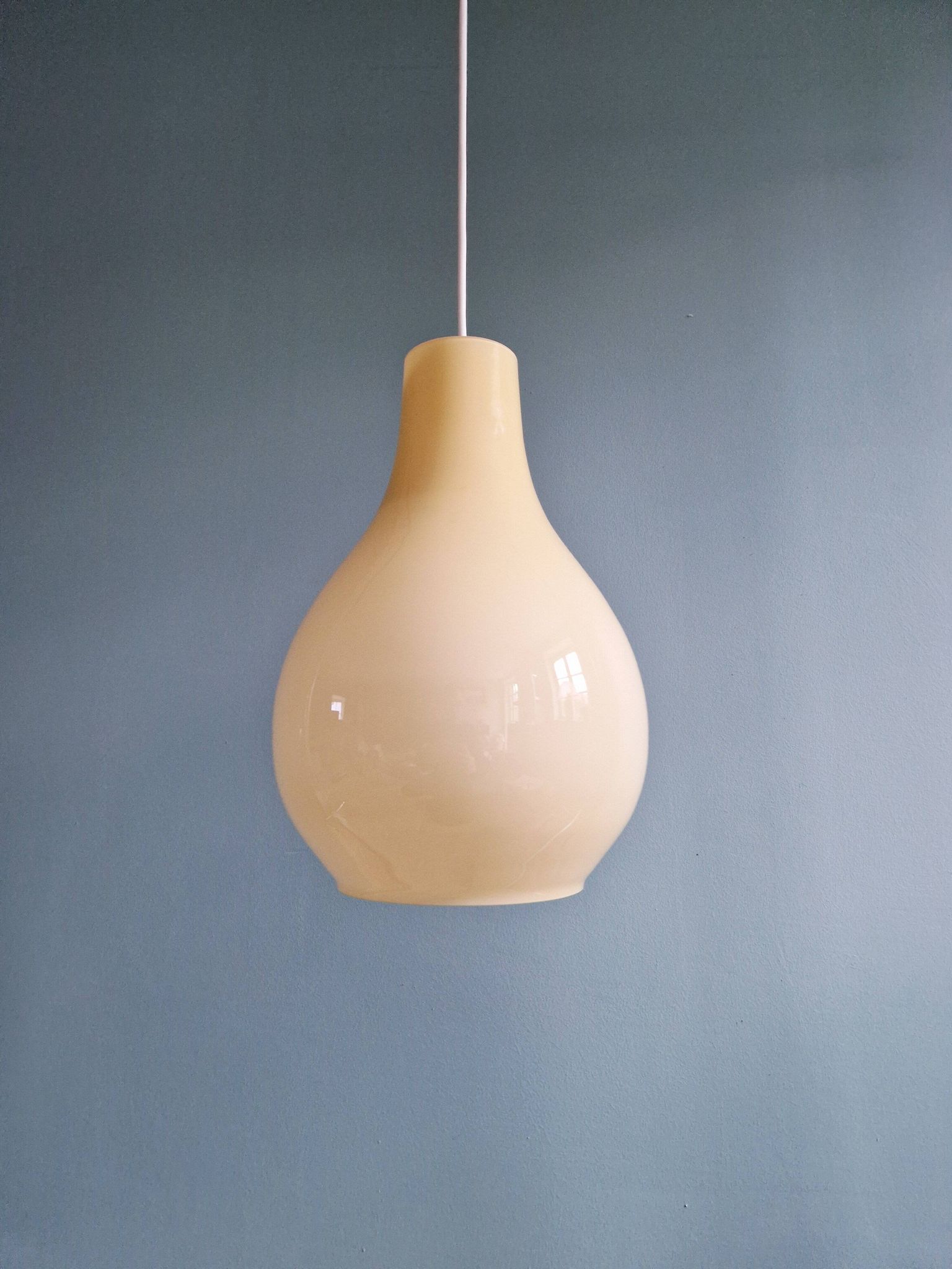 Suspension scandinave bulbeuse en opaline jaune, 1960