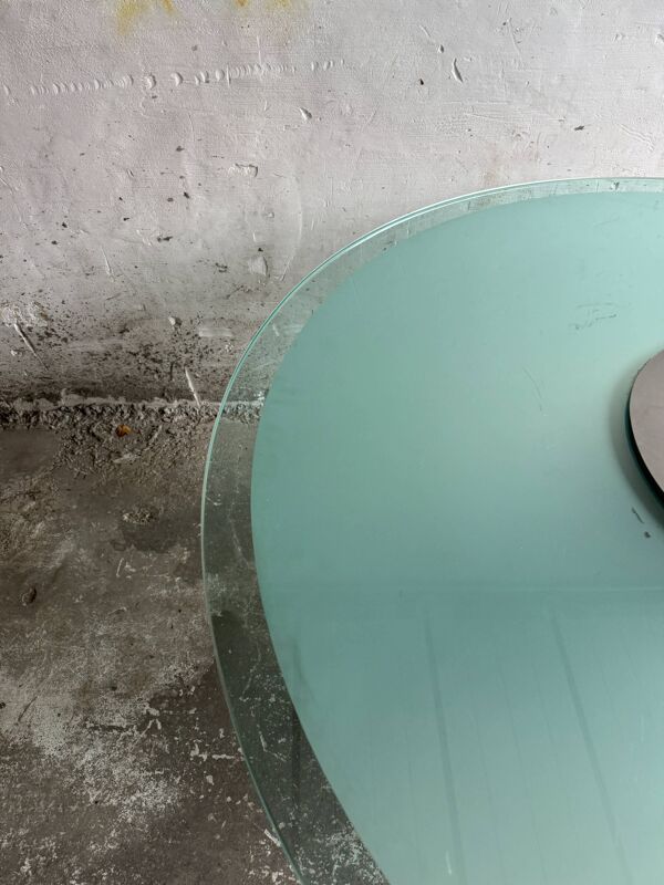 Table de salle à manger ronde en verre dépoli translucide avec pied en acier inoxydable brossé — Style industriel années 1990