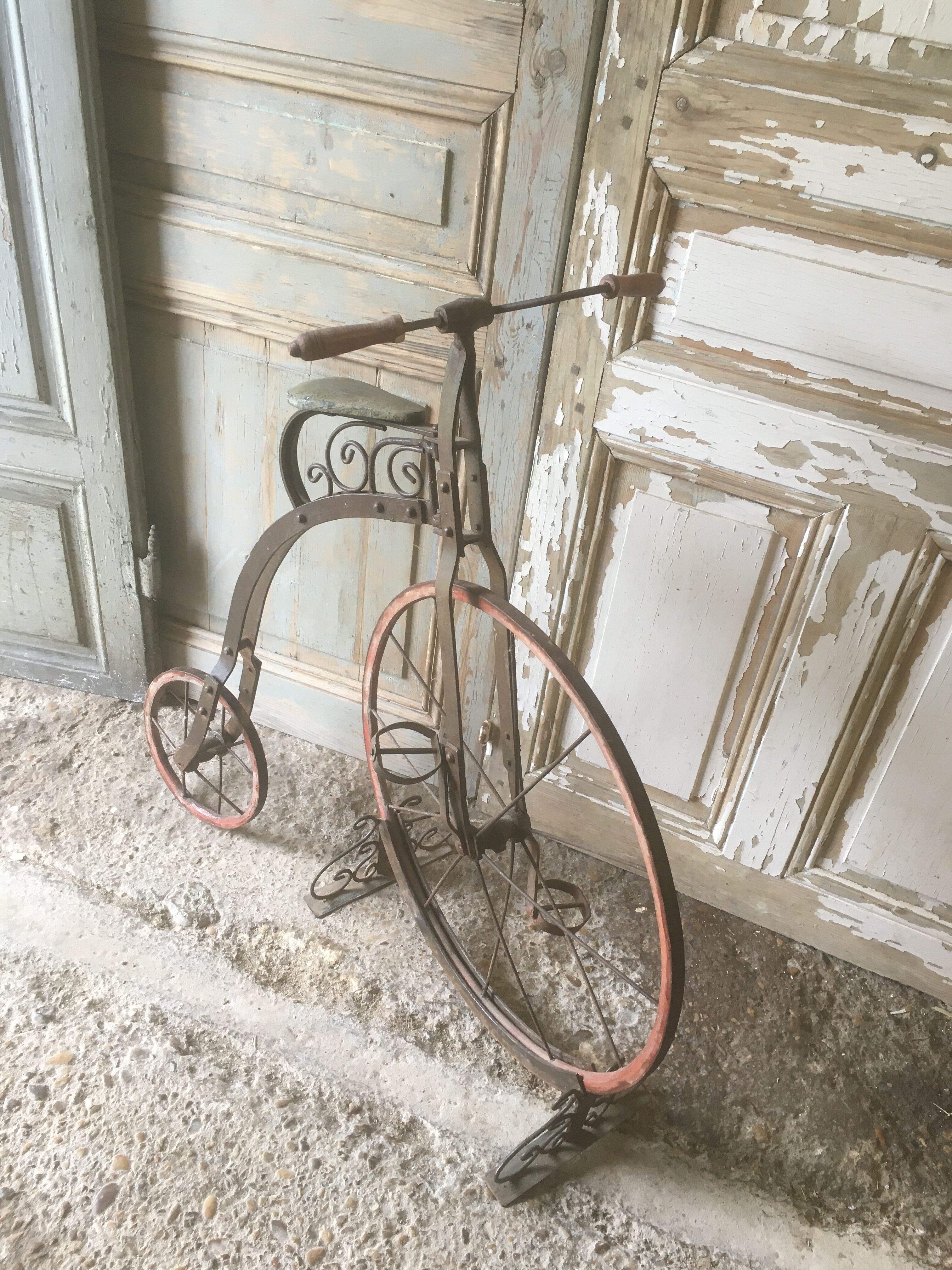 Bi child 1900 in metal and wood on base