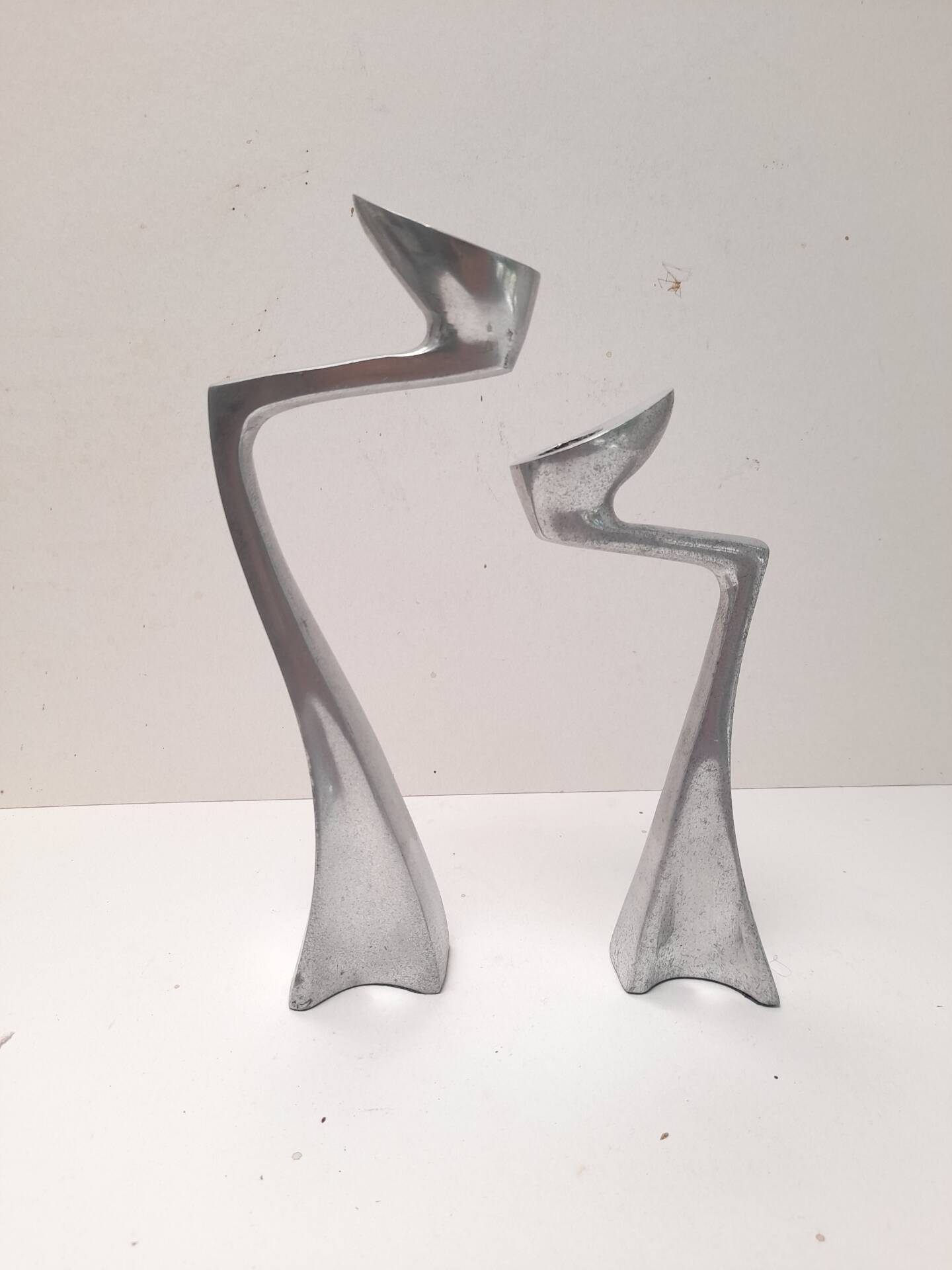 Paire de bougeoirs Swan de Matthew Hilton