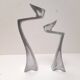 Paire de bougeoirs Swan de Matthew Hilton