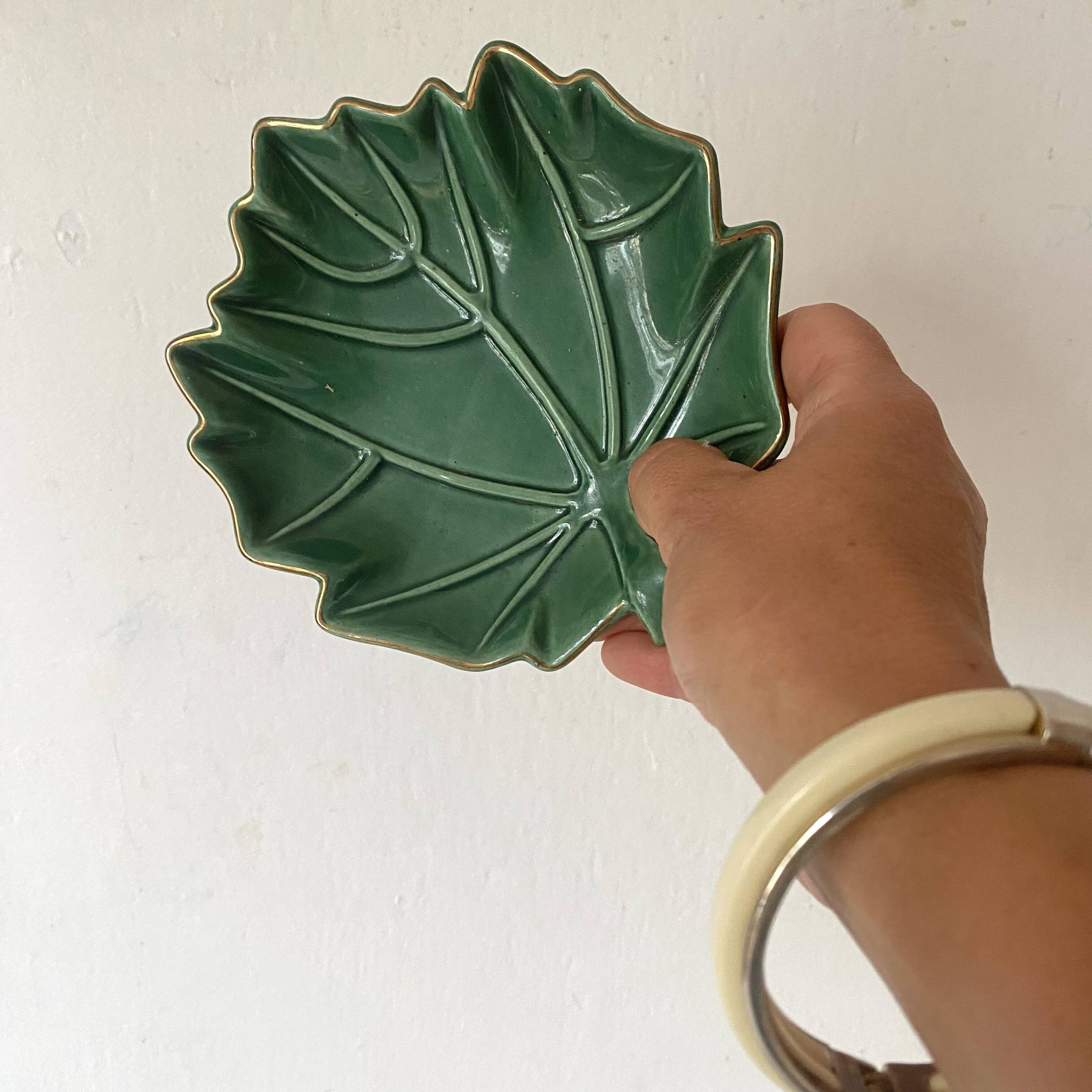 Beurrier en barbotine feuille et son couteau