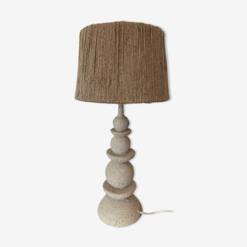 Artisanal table lamp in earth and rope