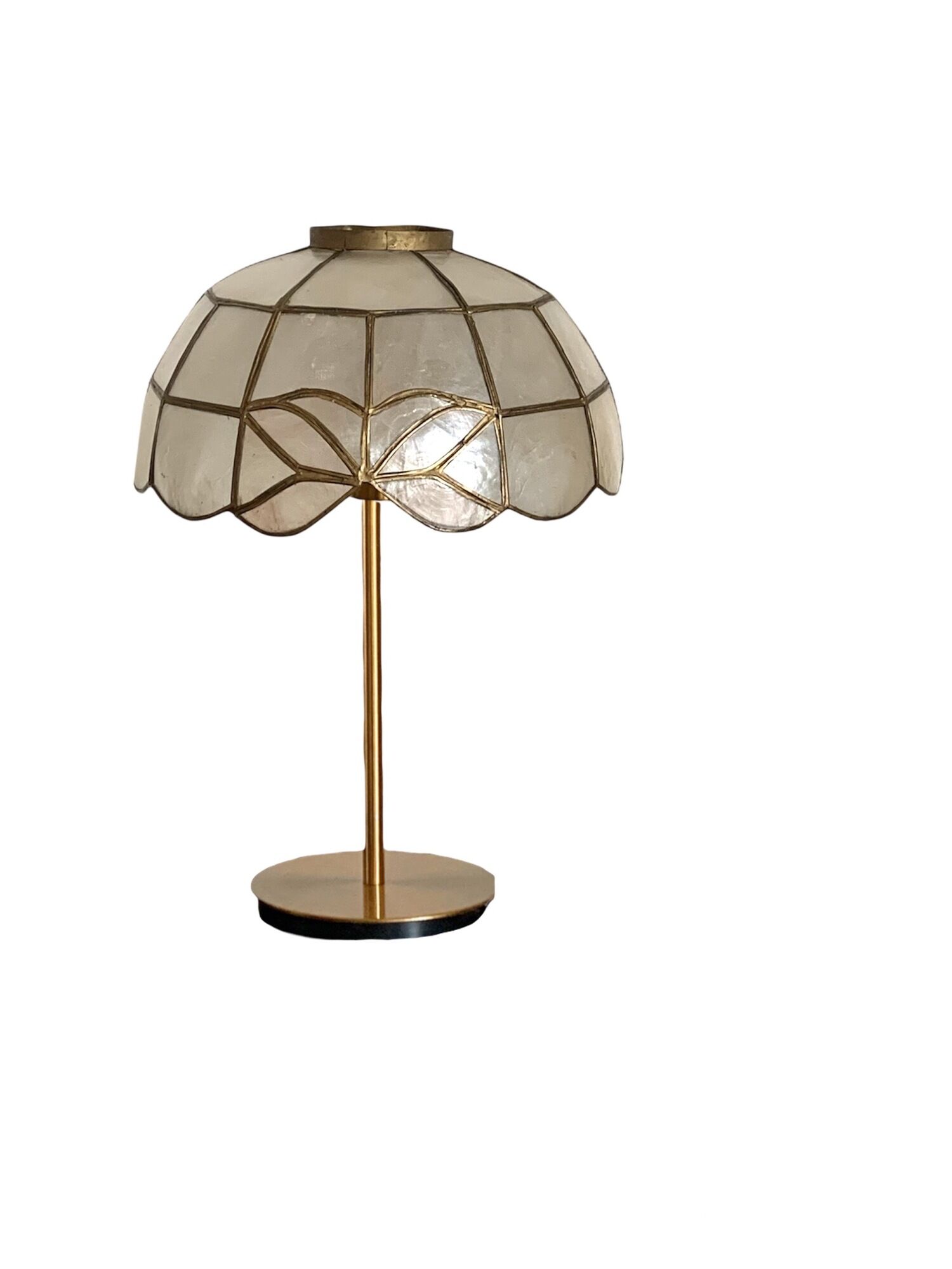 Table lamp with a vintage mother-of-pearl lampshade set