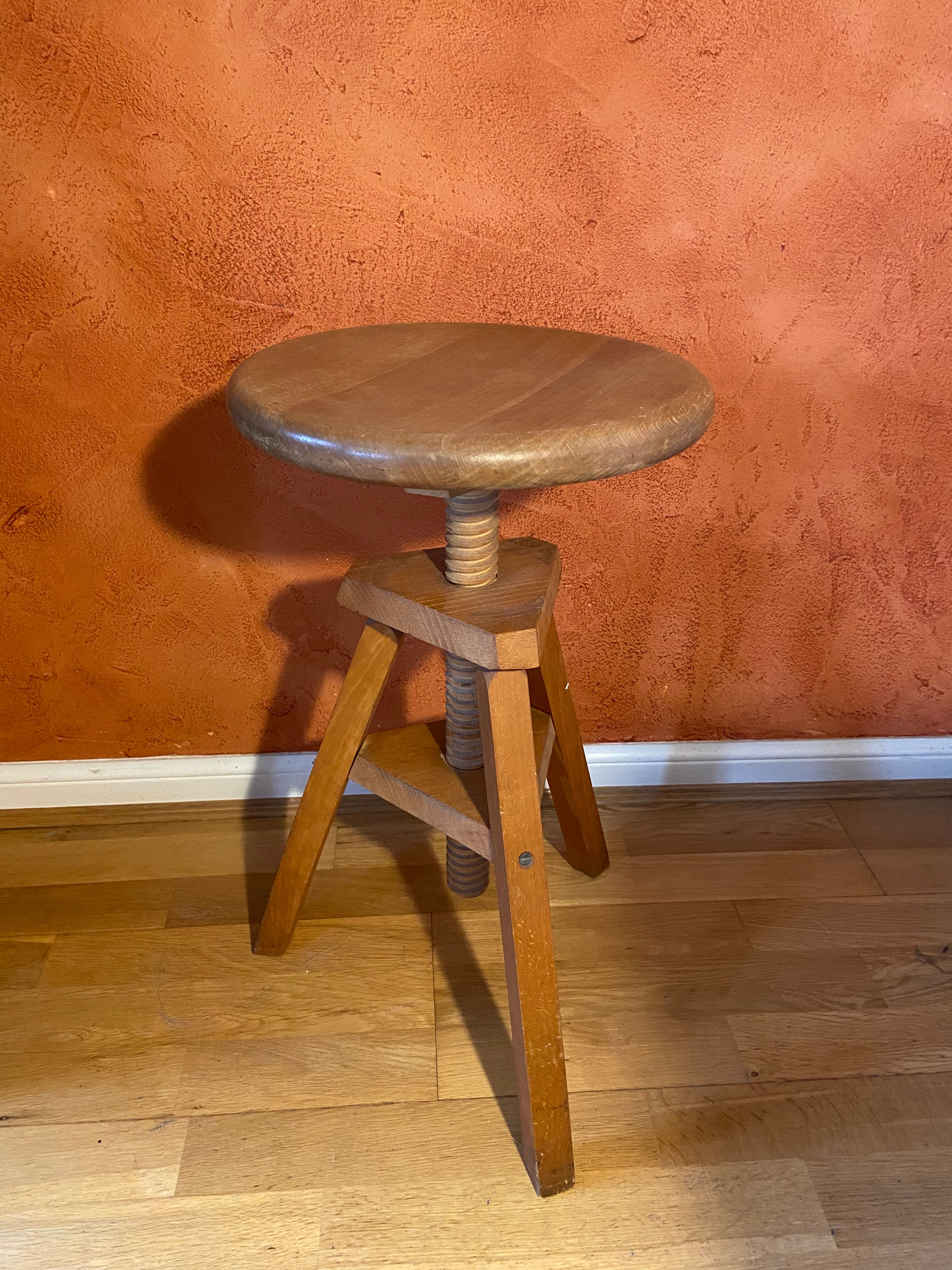 Watchmaker's tripod screw stool