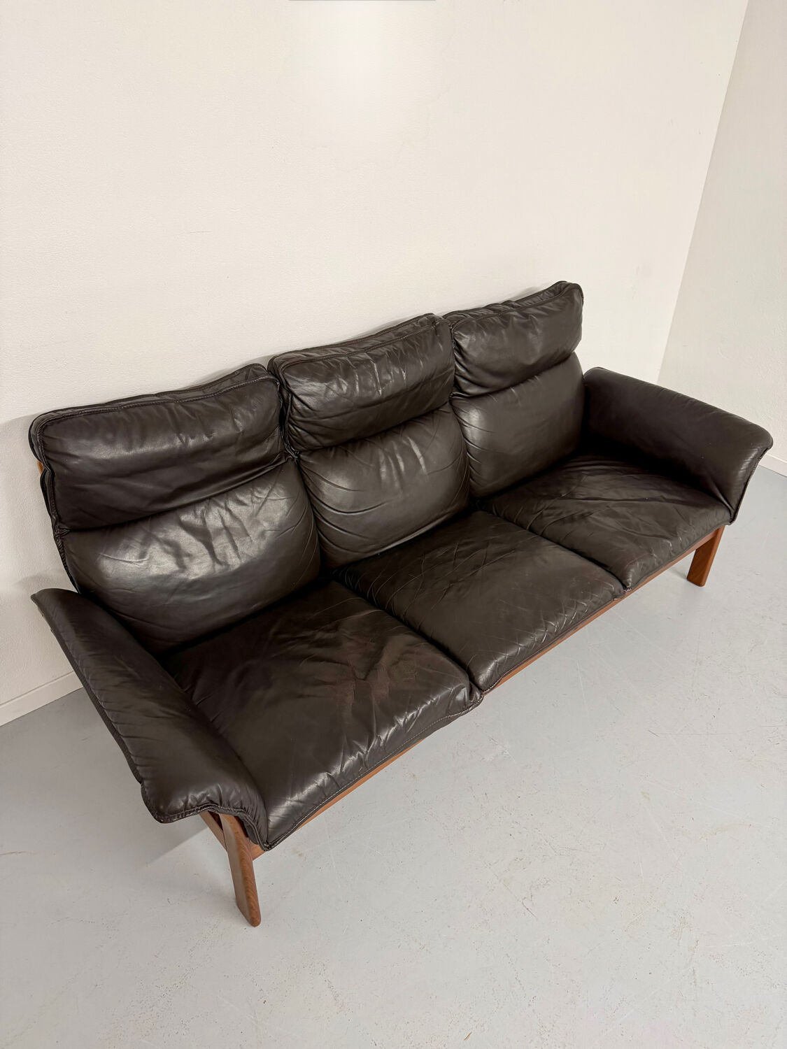 Vintage black leather Dreipunkt Scala design 3-seater sofa in teak.