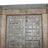 Porte indienne ancienne en vieux teck pièce et patine d'origine