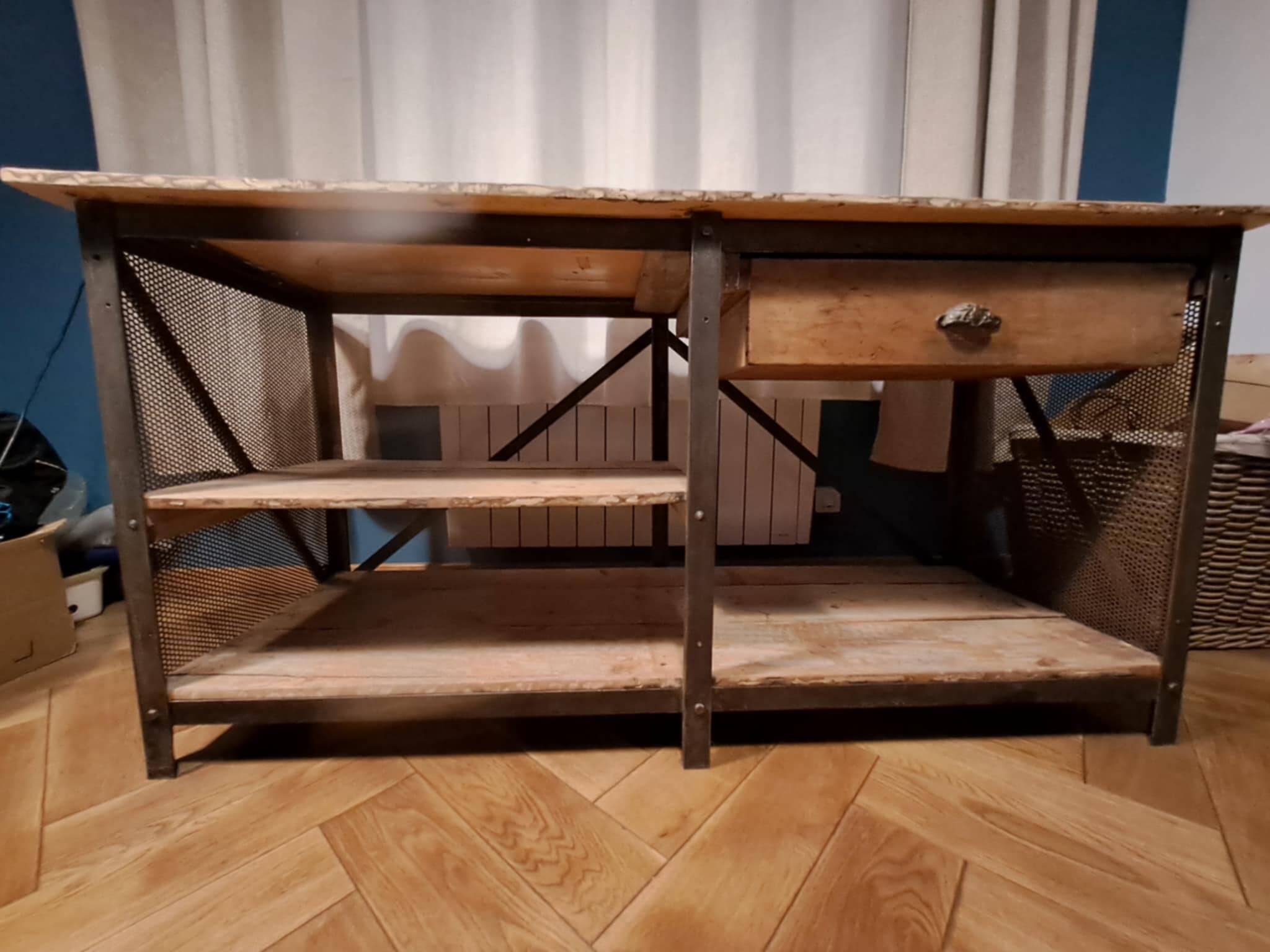 Industrial-style decorative furniture. Visible in the series Le Baron noir.