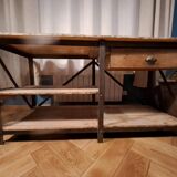 Industrial-style decorative furniture. Visible in the series Le Baron noir.