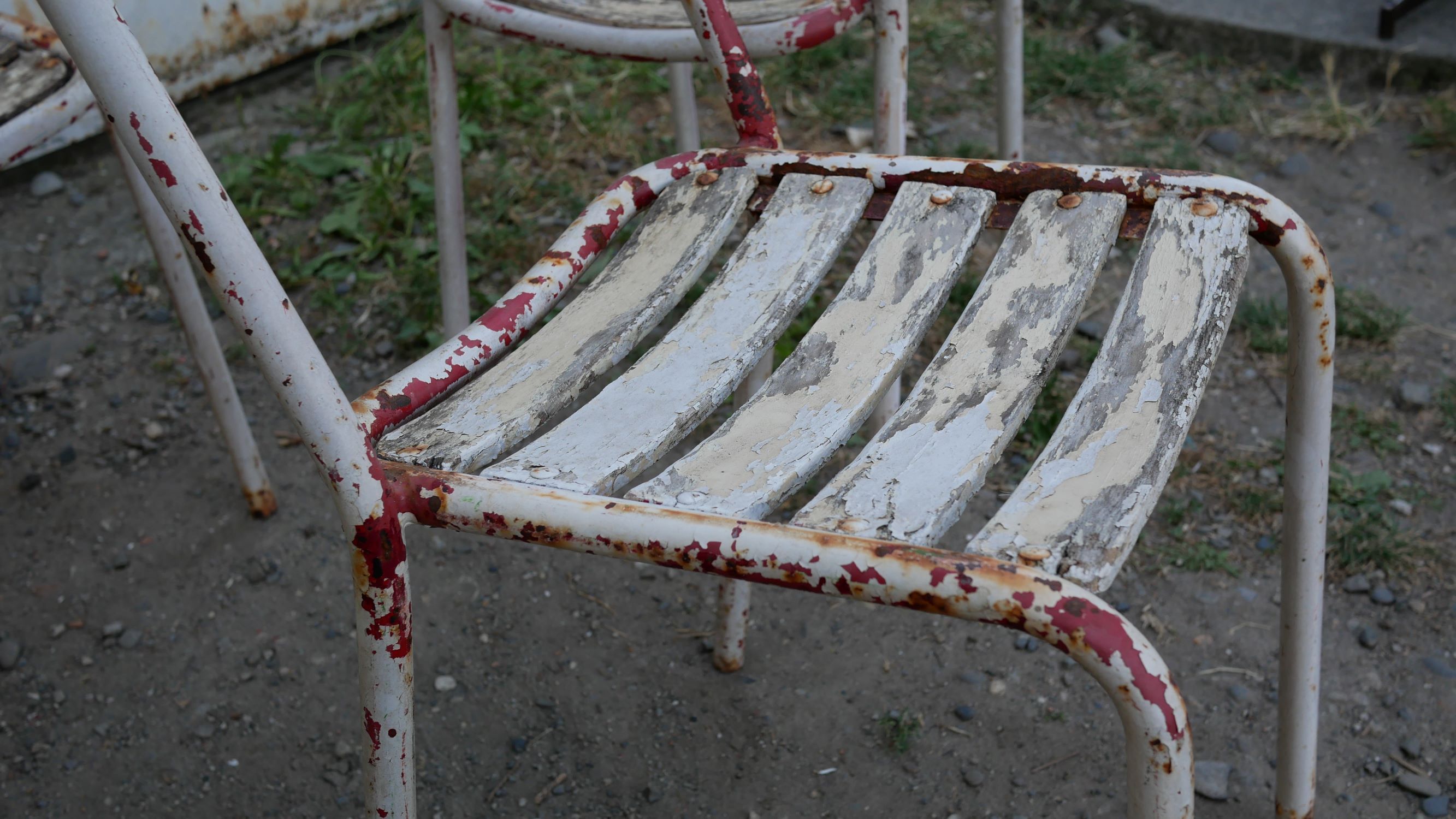Chaises Tolix t2 par Xavier Pauchard