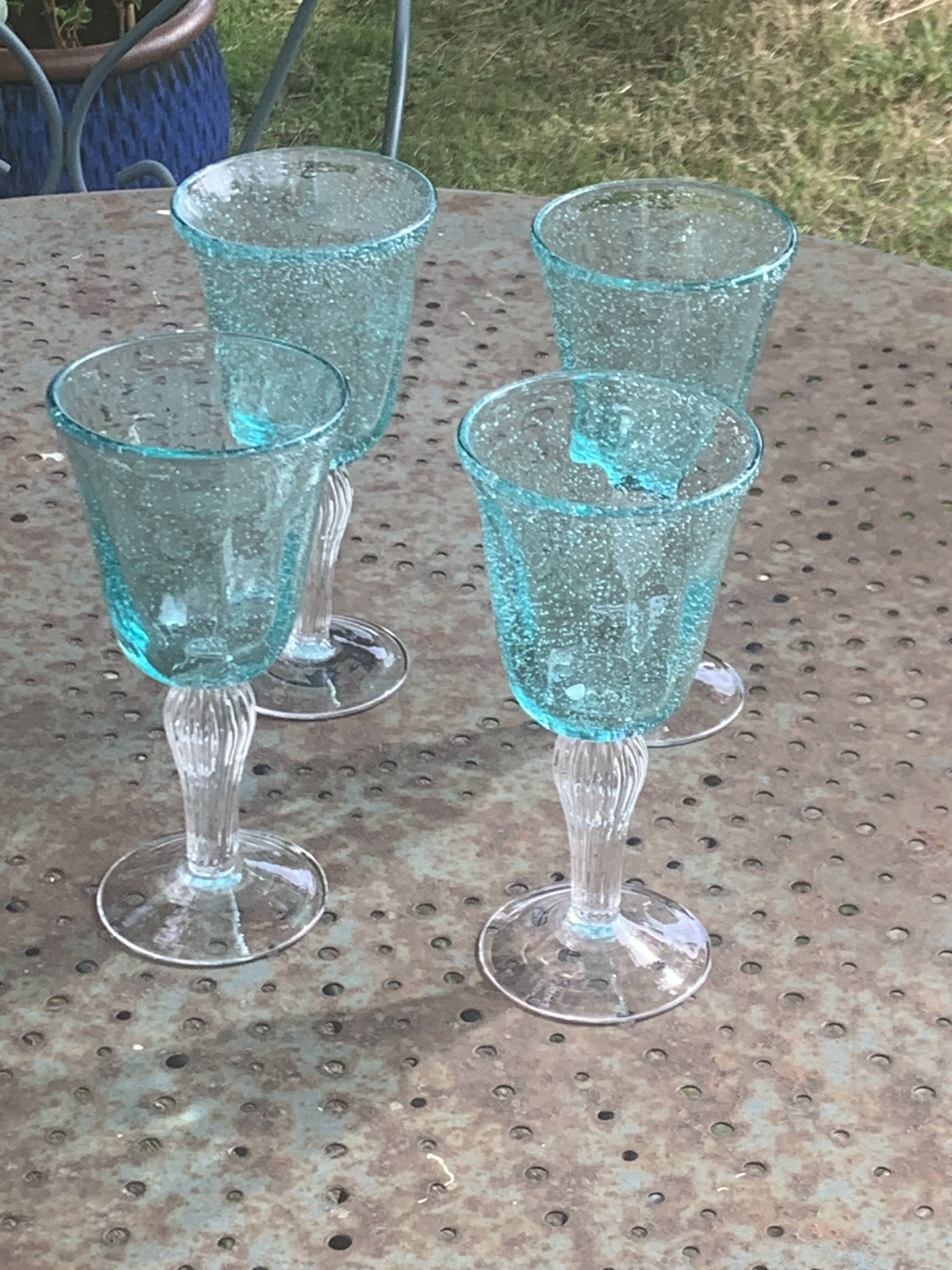 Lot de 4 grands verres a vin en verre soufflé et bullé de couleur vert, vin