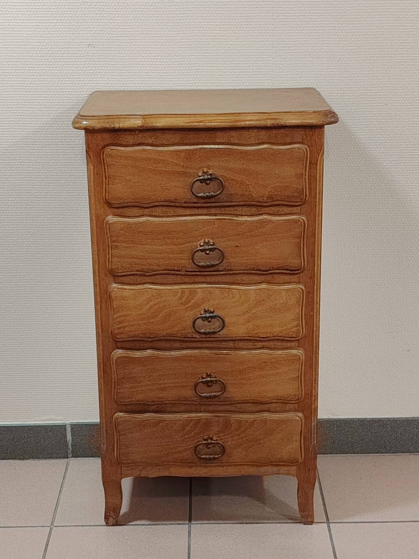 Antique chest of drawers with 5 drawers
