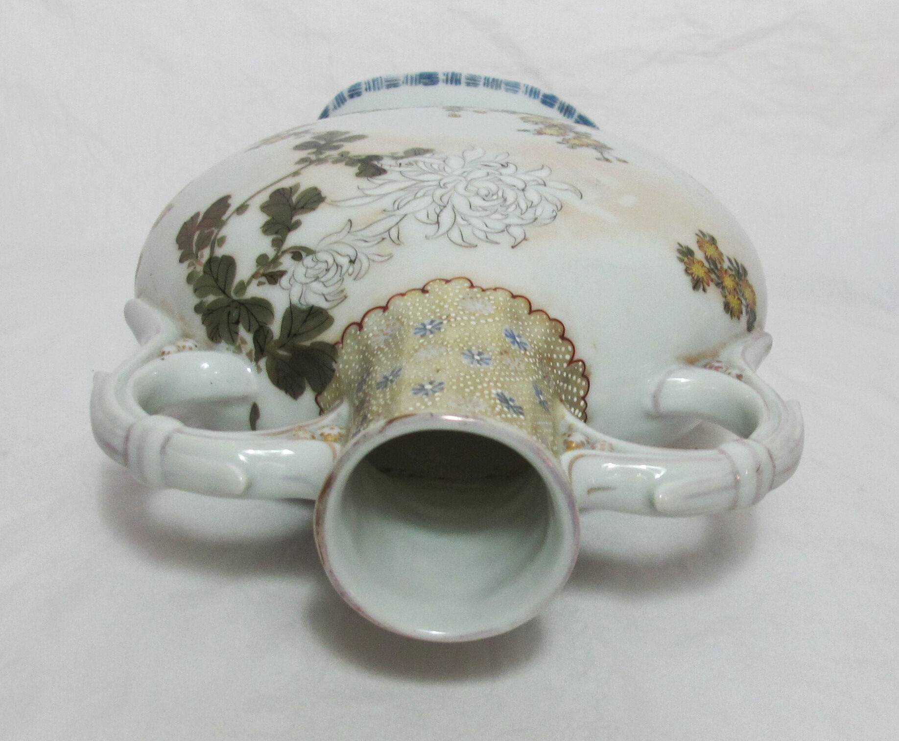 Gourd vase in Chinese or Japanese porcelain