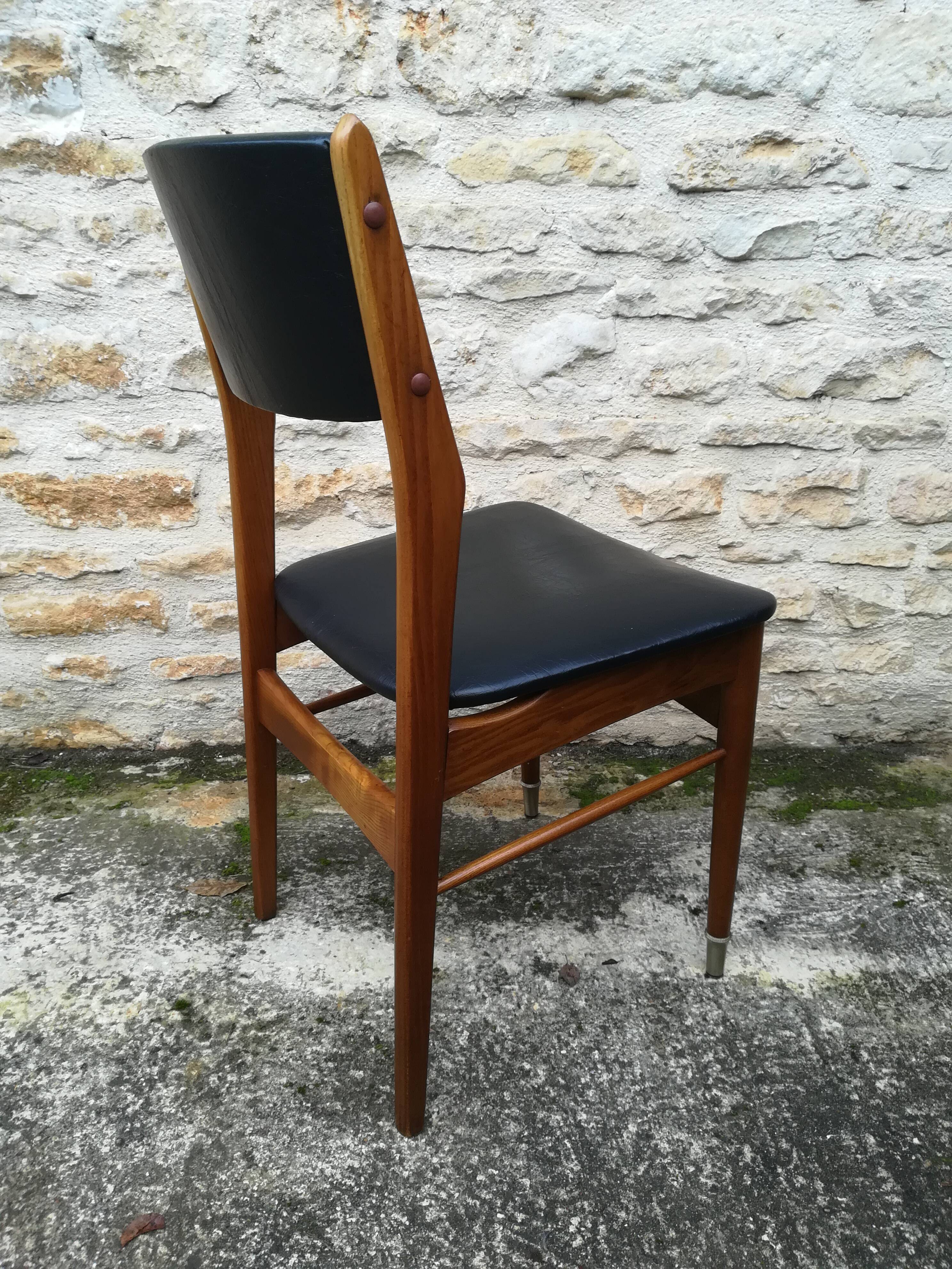 Scandinavian chairs in skaï