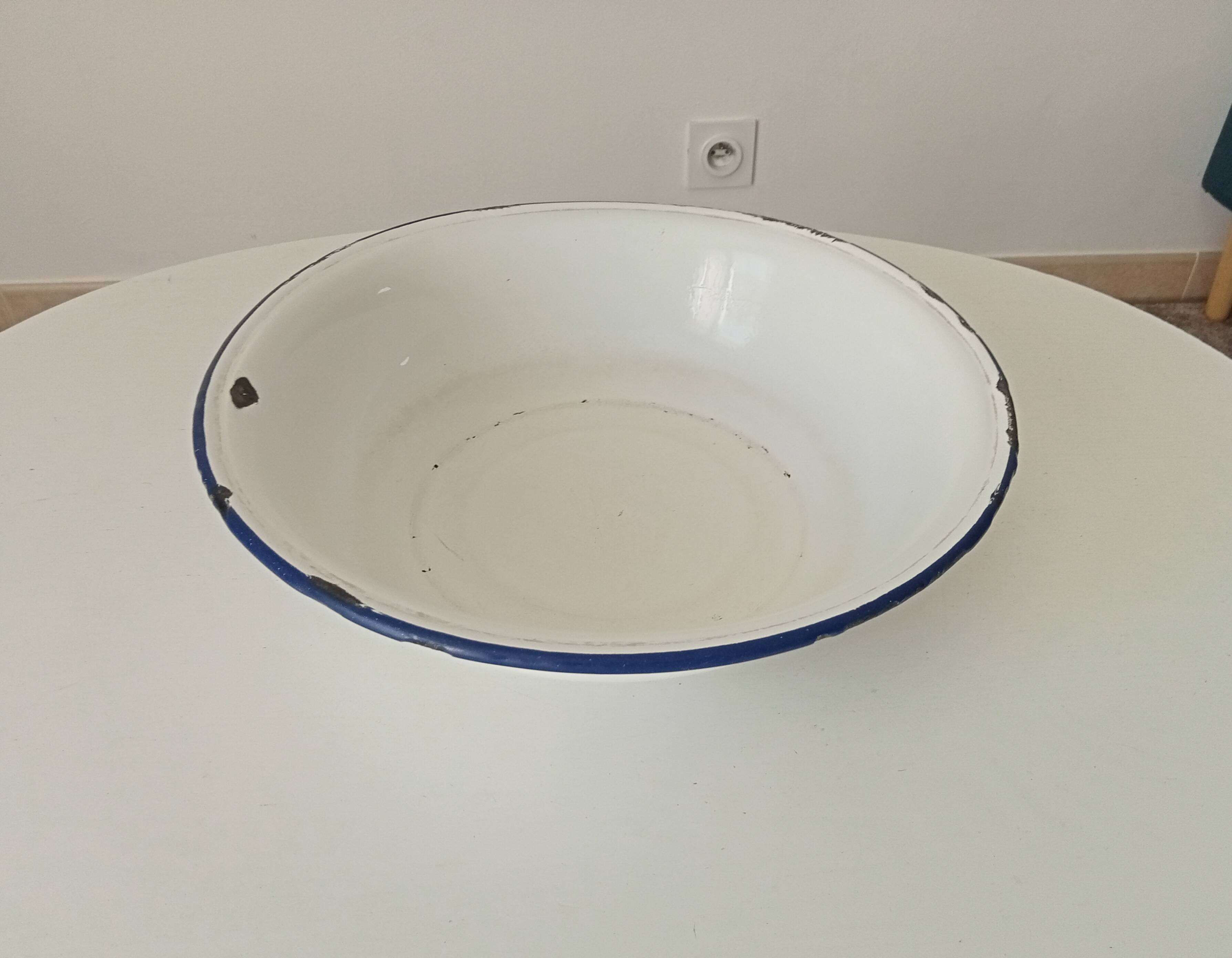 Old enameled sheet metal basin