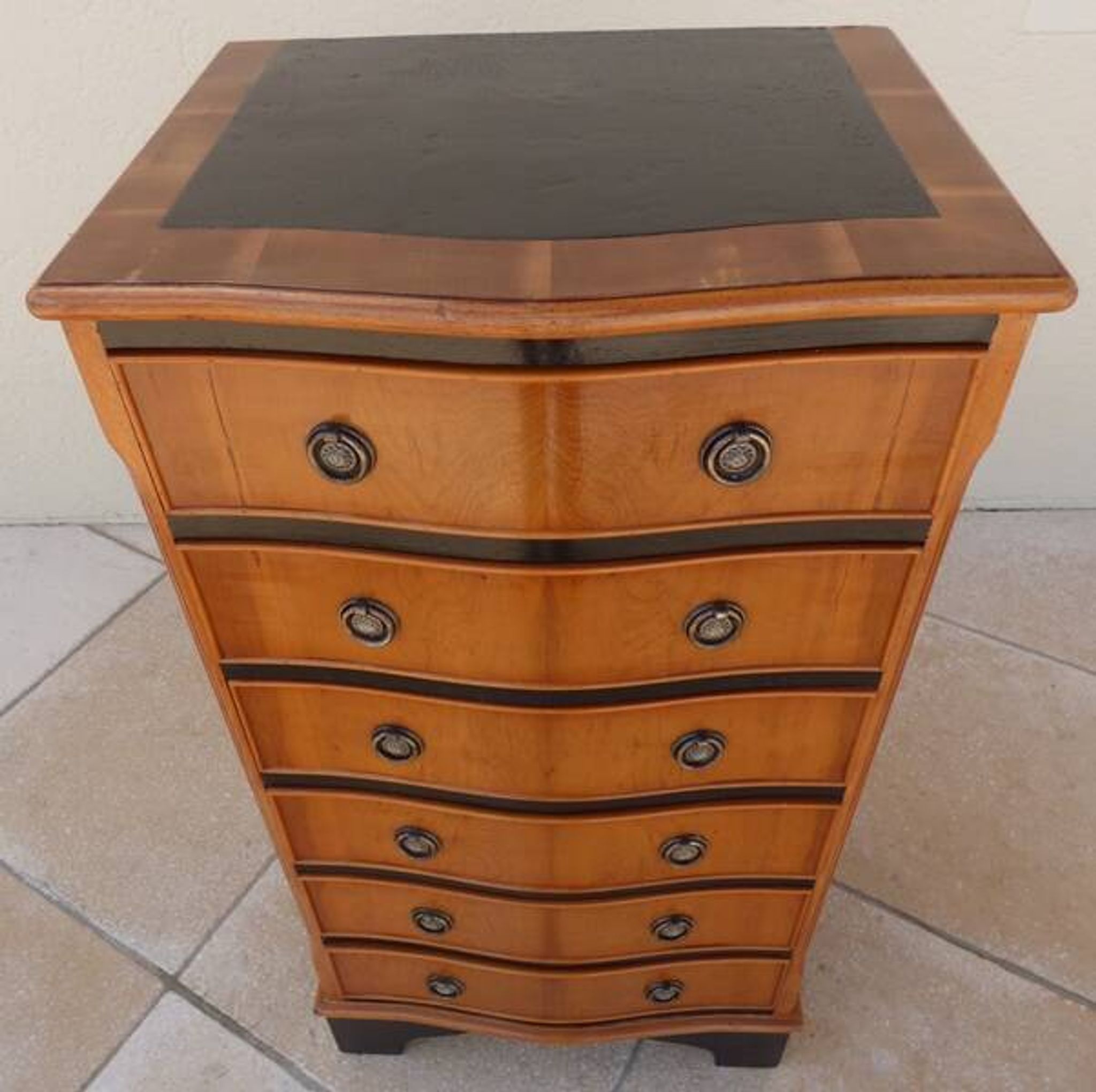 Louis XVI style chest of drawers in wood and cherry veneer.