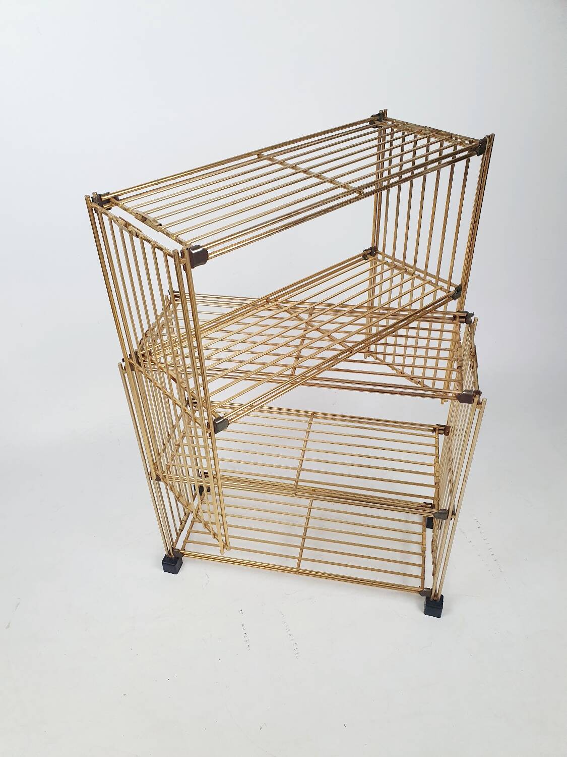 Modular gold metal wire shelf