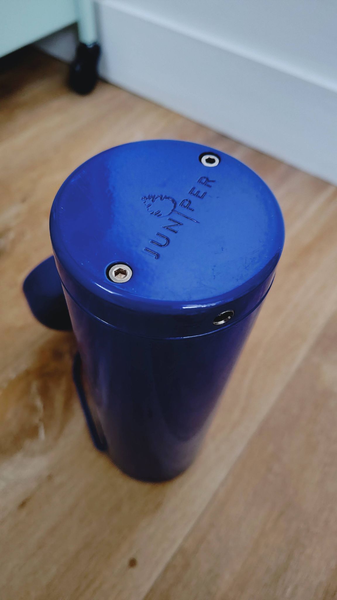 M Lamp de David Irwin, Éditeur Juniper, Lampe sur batterie portative nomade