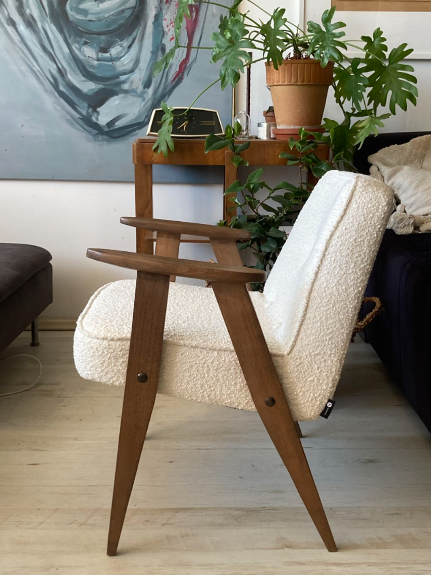 Chaise 366 en tissu boucle conçue en 1962 par J. Chierowski