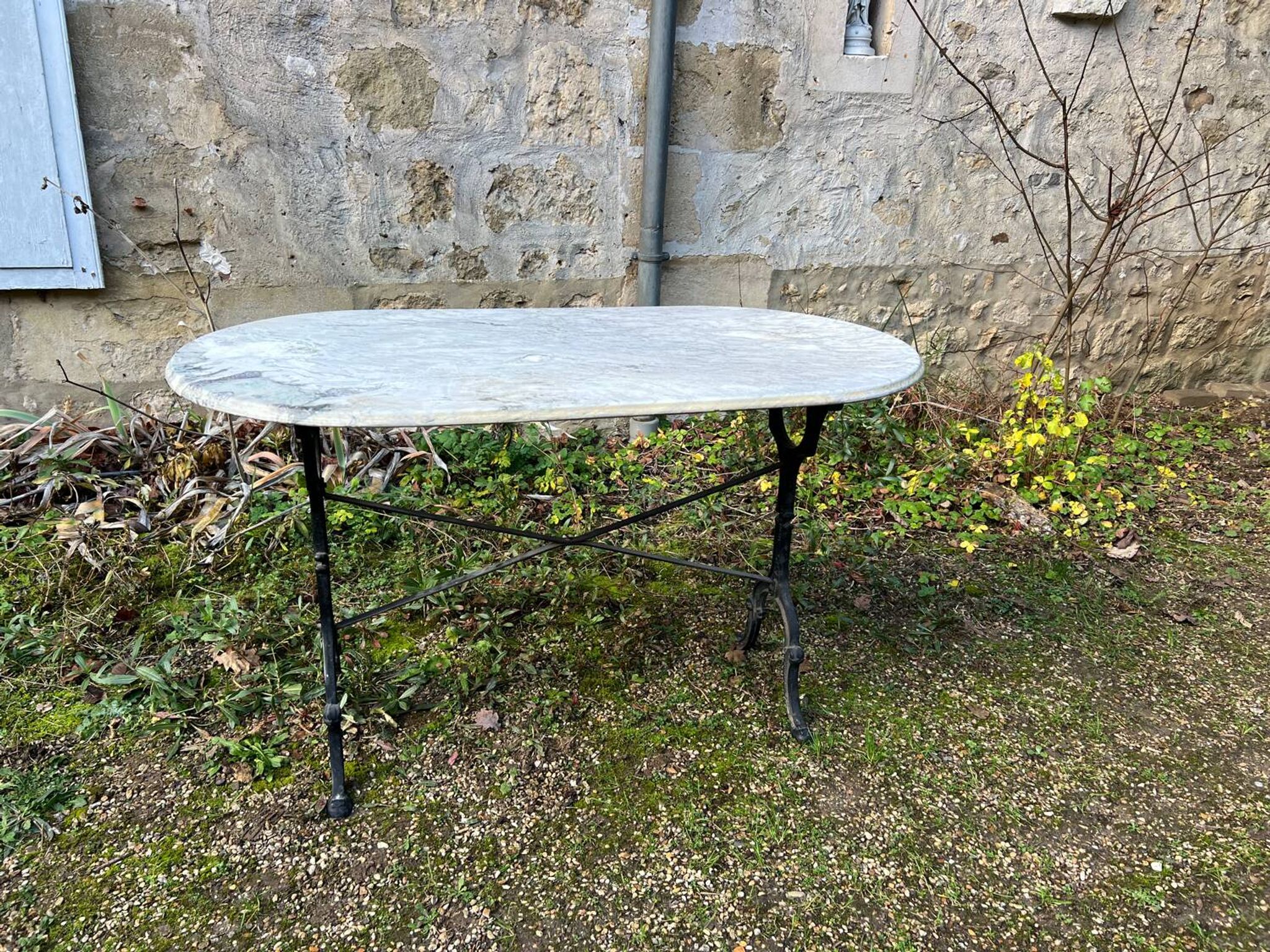 Grande table de bistrot en marbre mat ovale