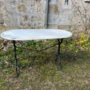 Grande table de bistrot en marbre mat ovale
