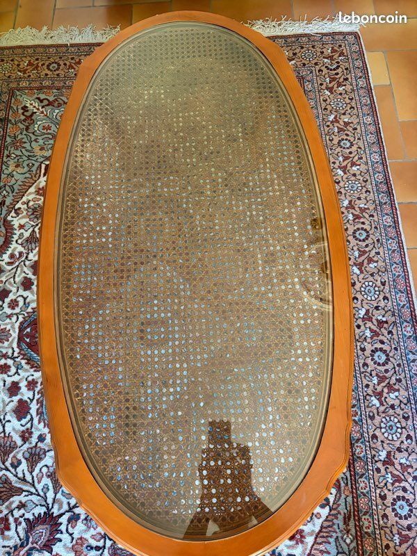 Oval coffee table