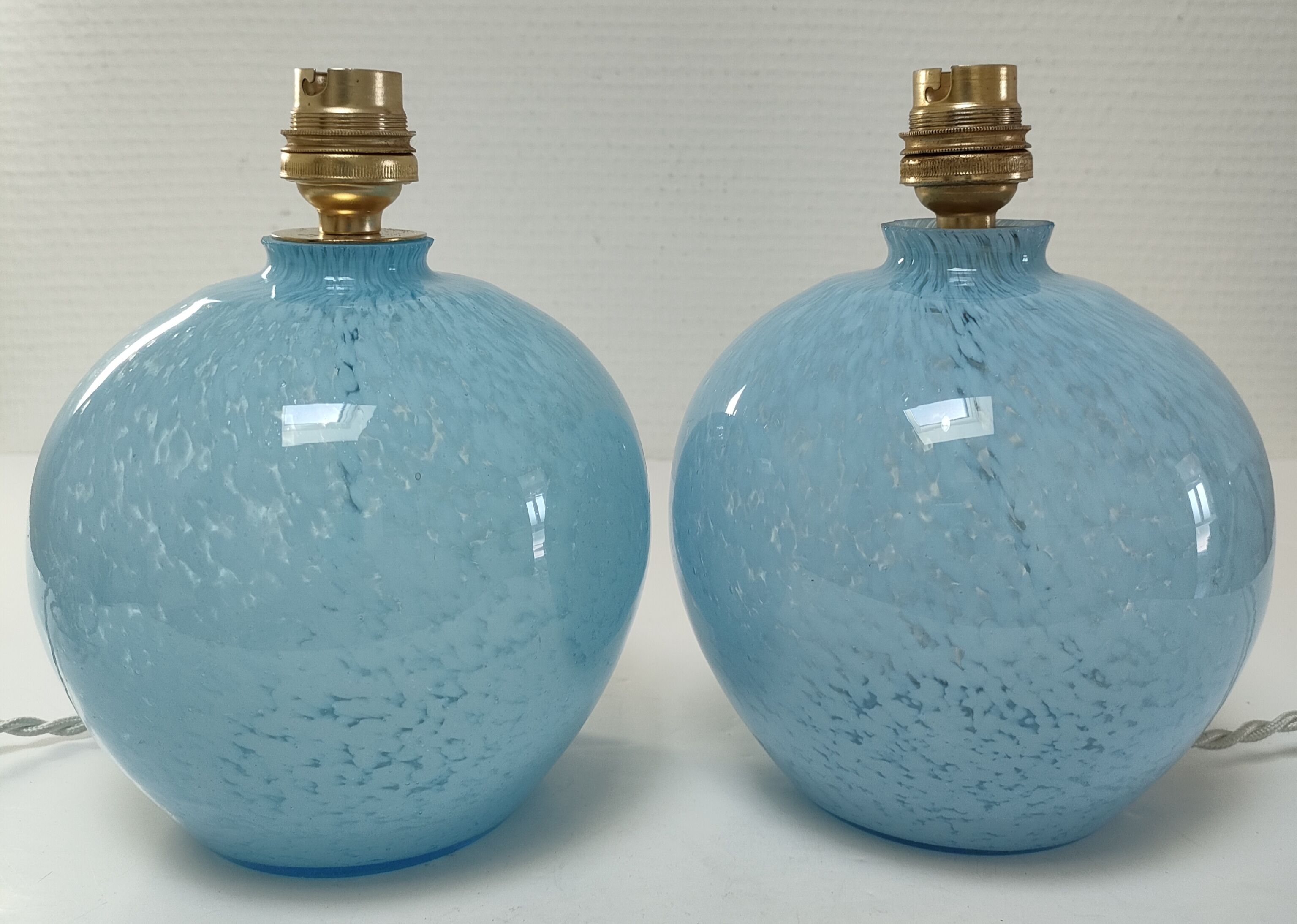 Deux pieds lampes boules art déco verre de clichy bleu