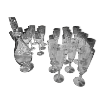 Glass service and crystal carafe from Daum Ovedelia series