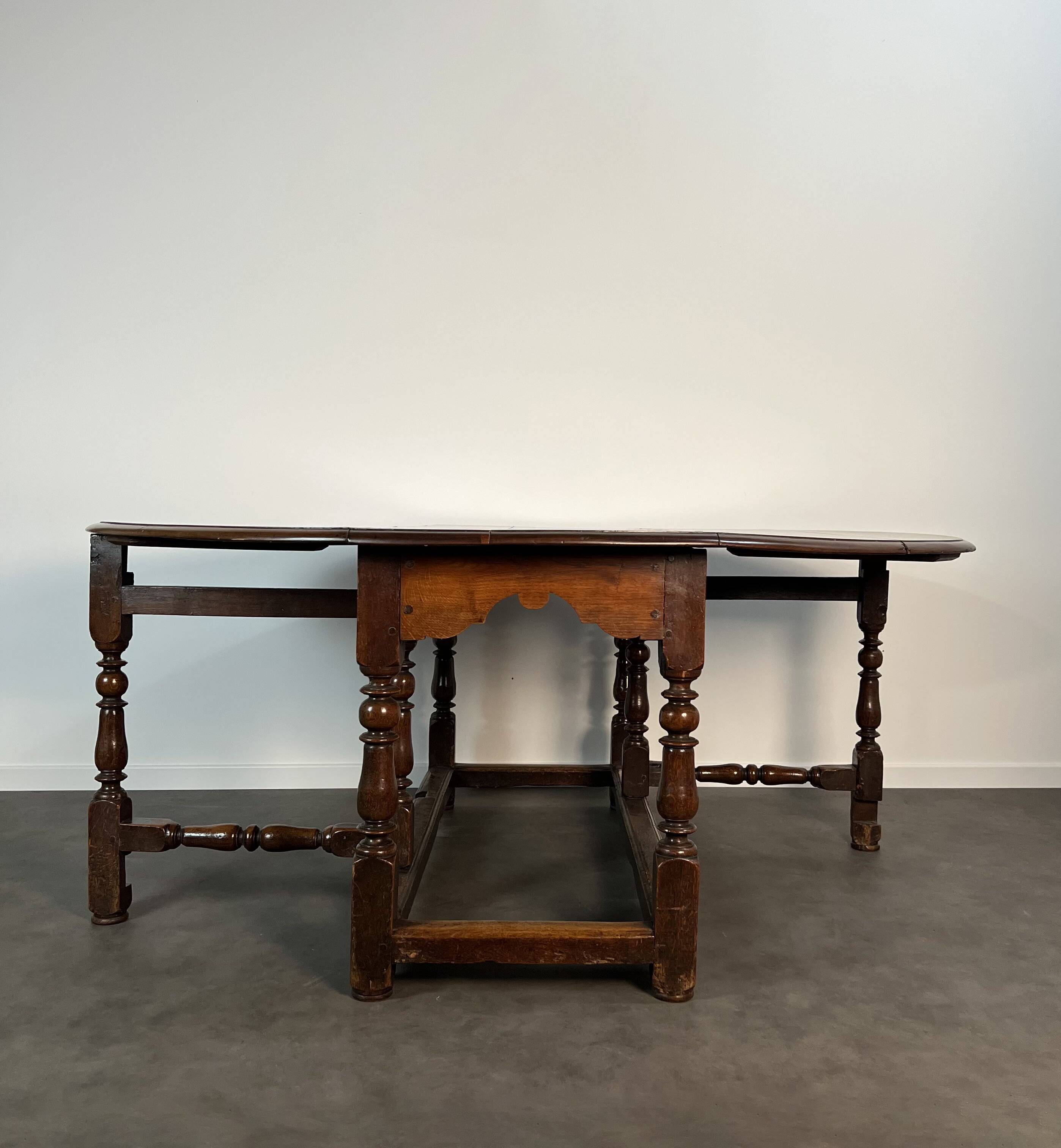 18th-century oak Gateleg drop-leaf dining table