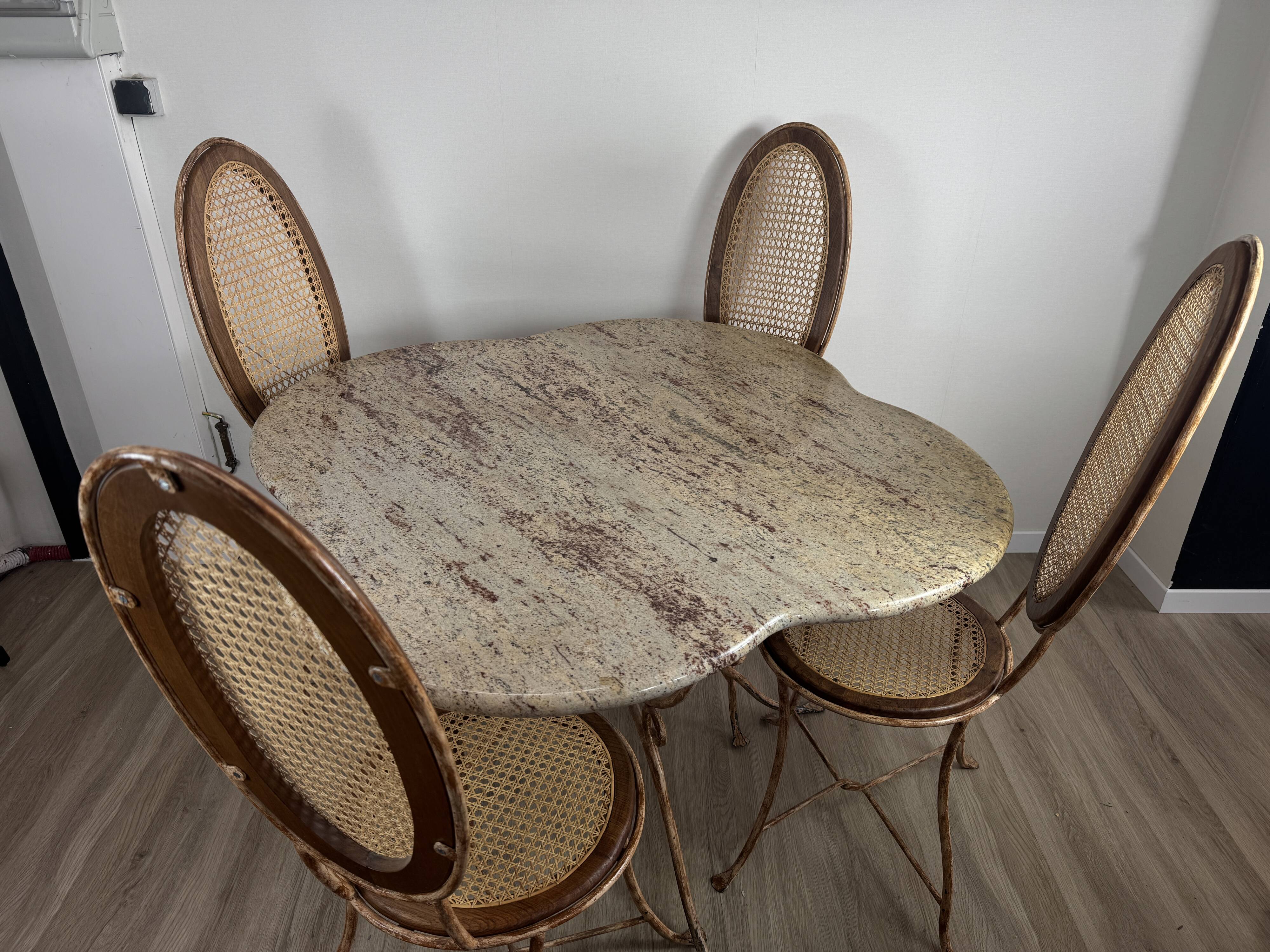 Ensemble table + 4 chaises fer forgé patiné, plateau granit Kashmir, cannag