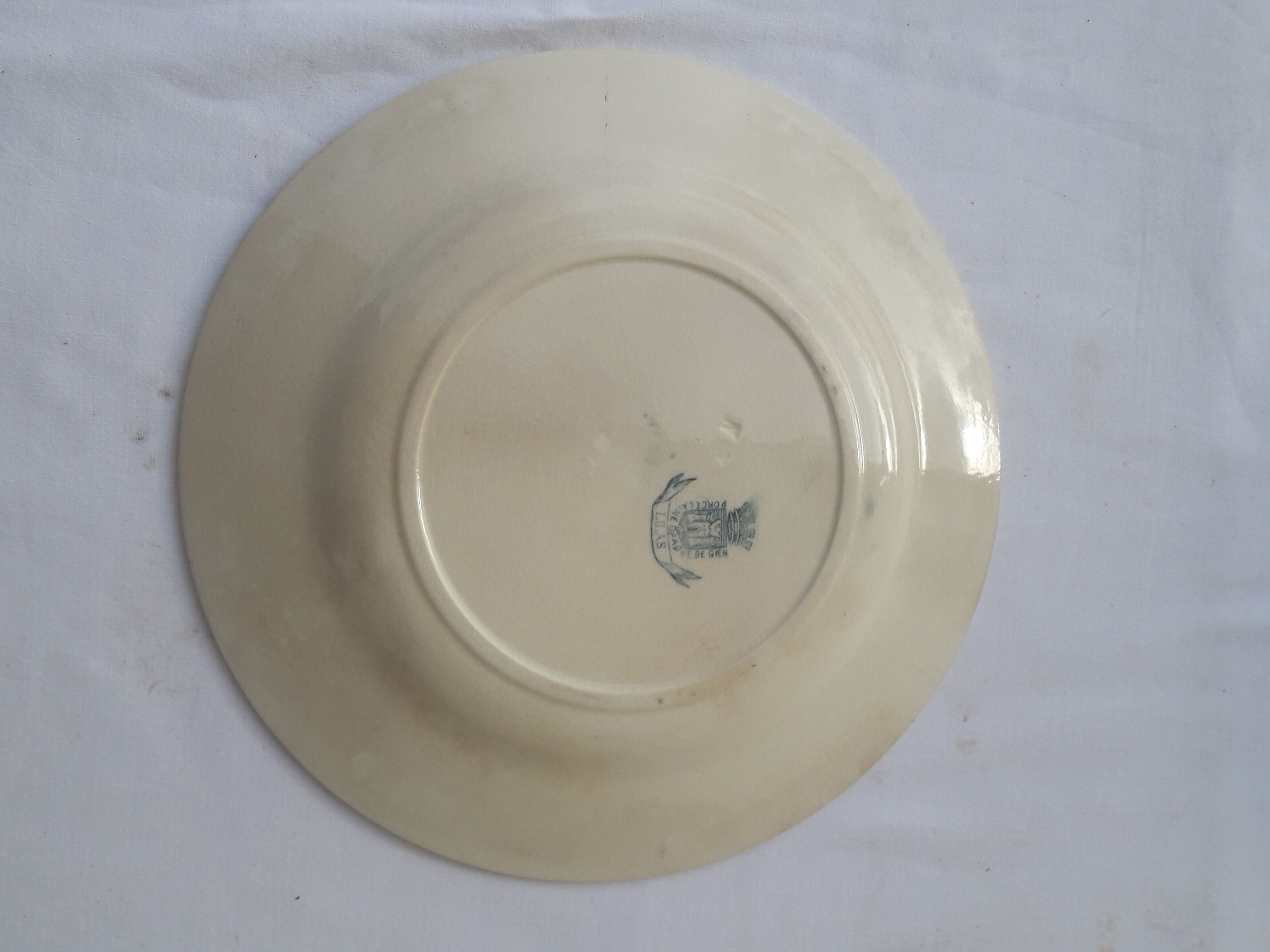 Assiette en porcelaine opaque de Gien modèle Lilas diam 23,5 cm