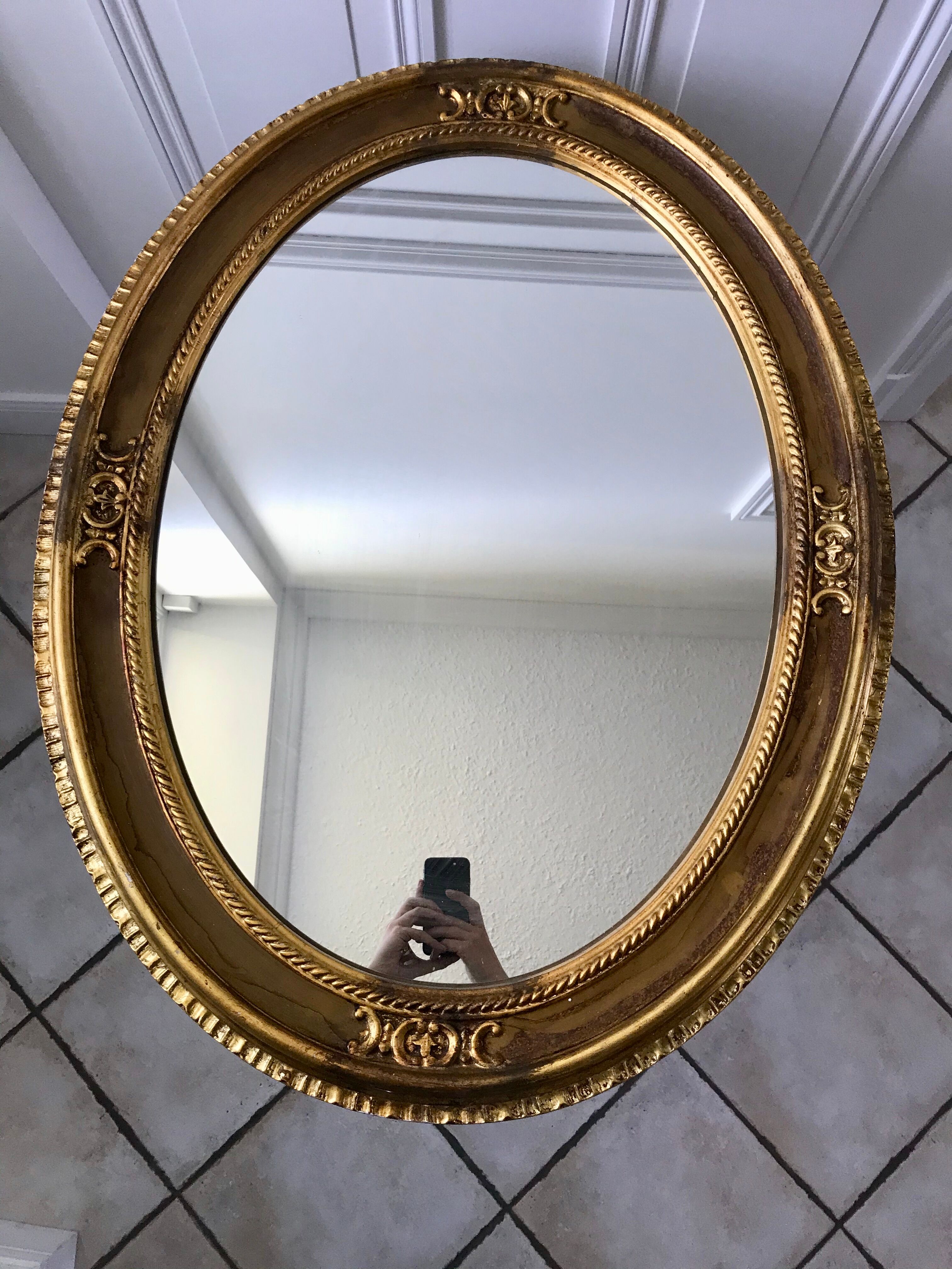 Grand miroir oval en stuc doré vintage