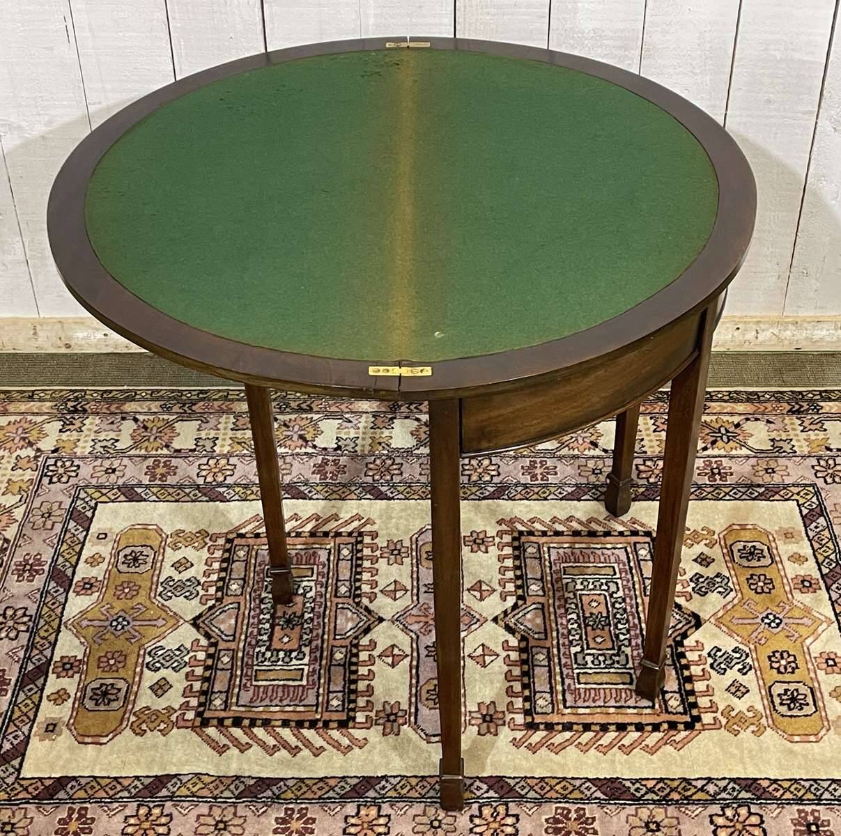 English game table in mahogany from the early 20th century.