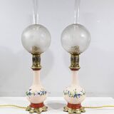 Paire de lampes à pétrole en porcelaine électrifiées, fin XIXème