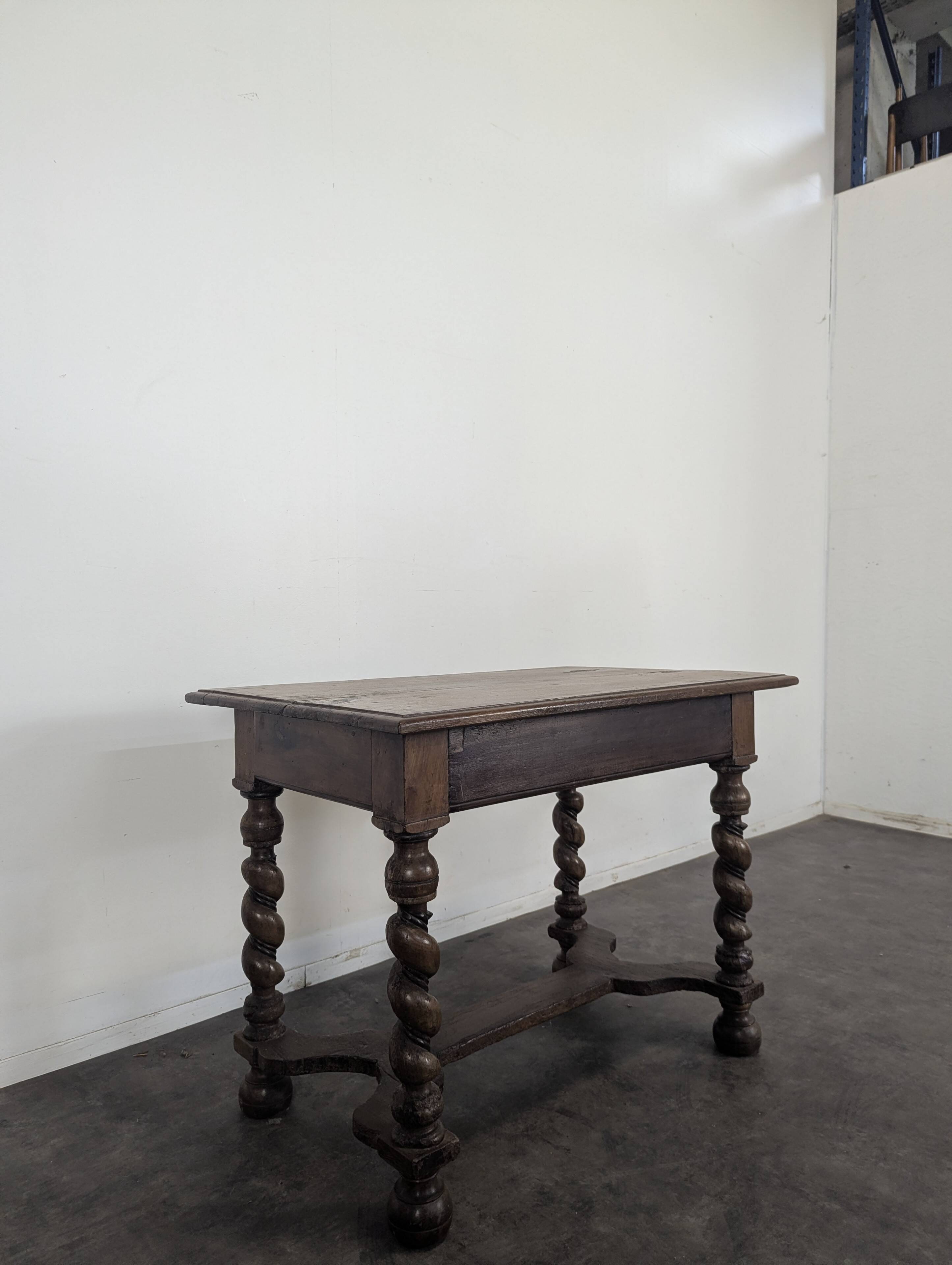 Table bureau Louis XIII en noyer massif